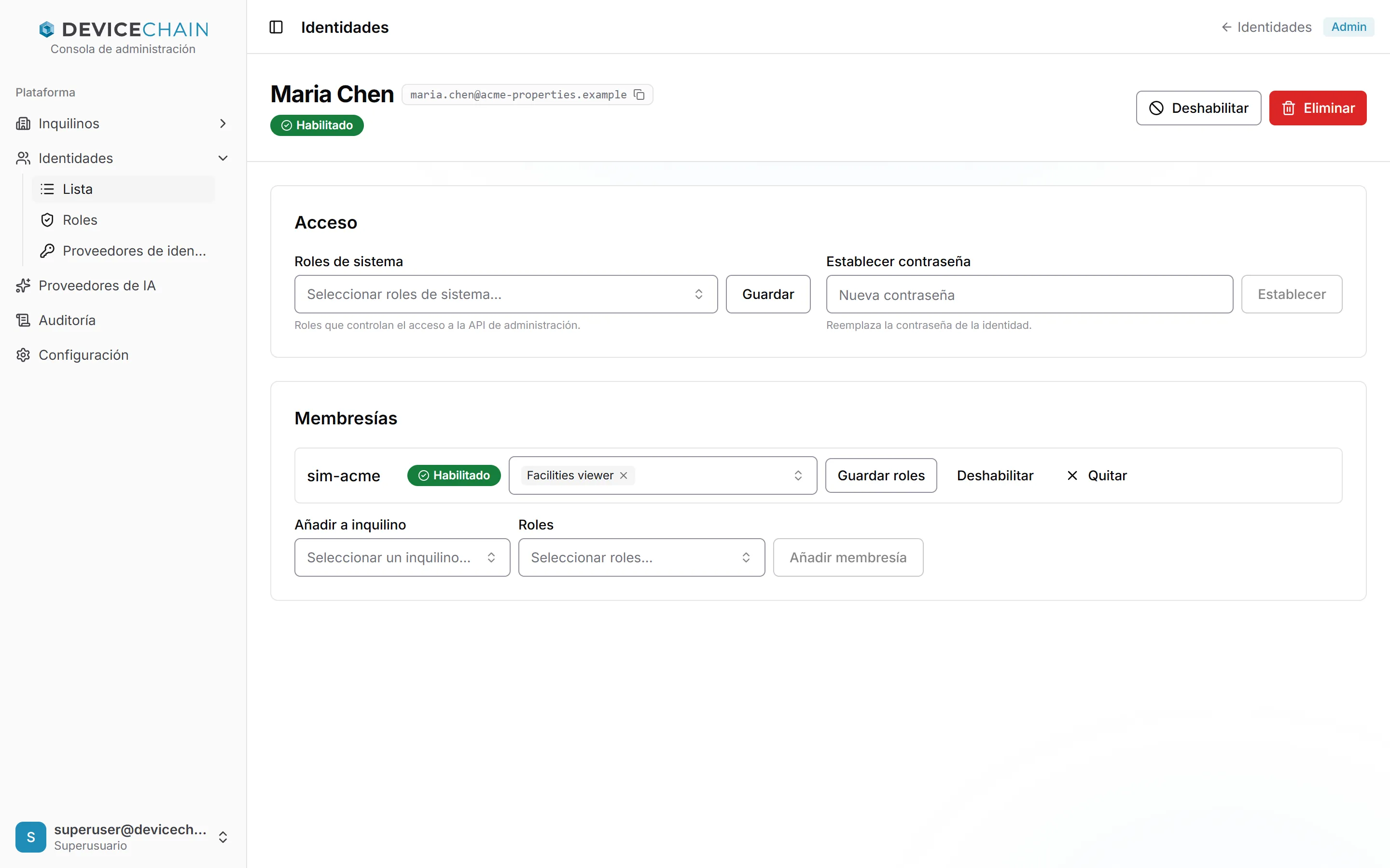 La página de Maria Chen, maria.chen@acme-properties.example, habilitada, con botones Deshabilitar y Eliminar. El panel Acceso tiene un selector de roles de sistema con Guardar y un campo para establecer la contraseña. El panel Membresías muestra sim-acme, habilitada, con el rol Facilities viewer y los botones Guardar roles, Deshabilitar y Quitar. Debajo, los selectores para añadir a un inquilino con roles y el botón Añadir membresía.