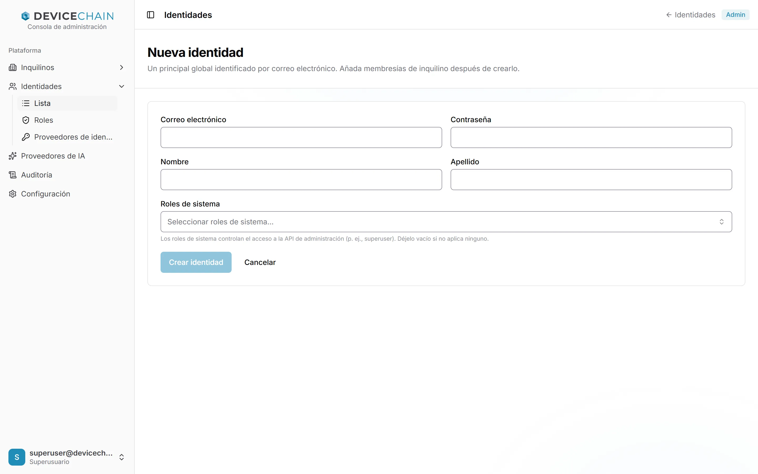 El formulario Nueva identidad, descrito como una identidad global identificada por su correo a la que se añaden membresías después de crearla. Campos: correo electrónico, contraseña, nombre, apellido y un selector de roles de sistema, con los botones Crear identidad (desactivado hasta rellenar el formulario) y Cancelar.