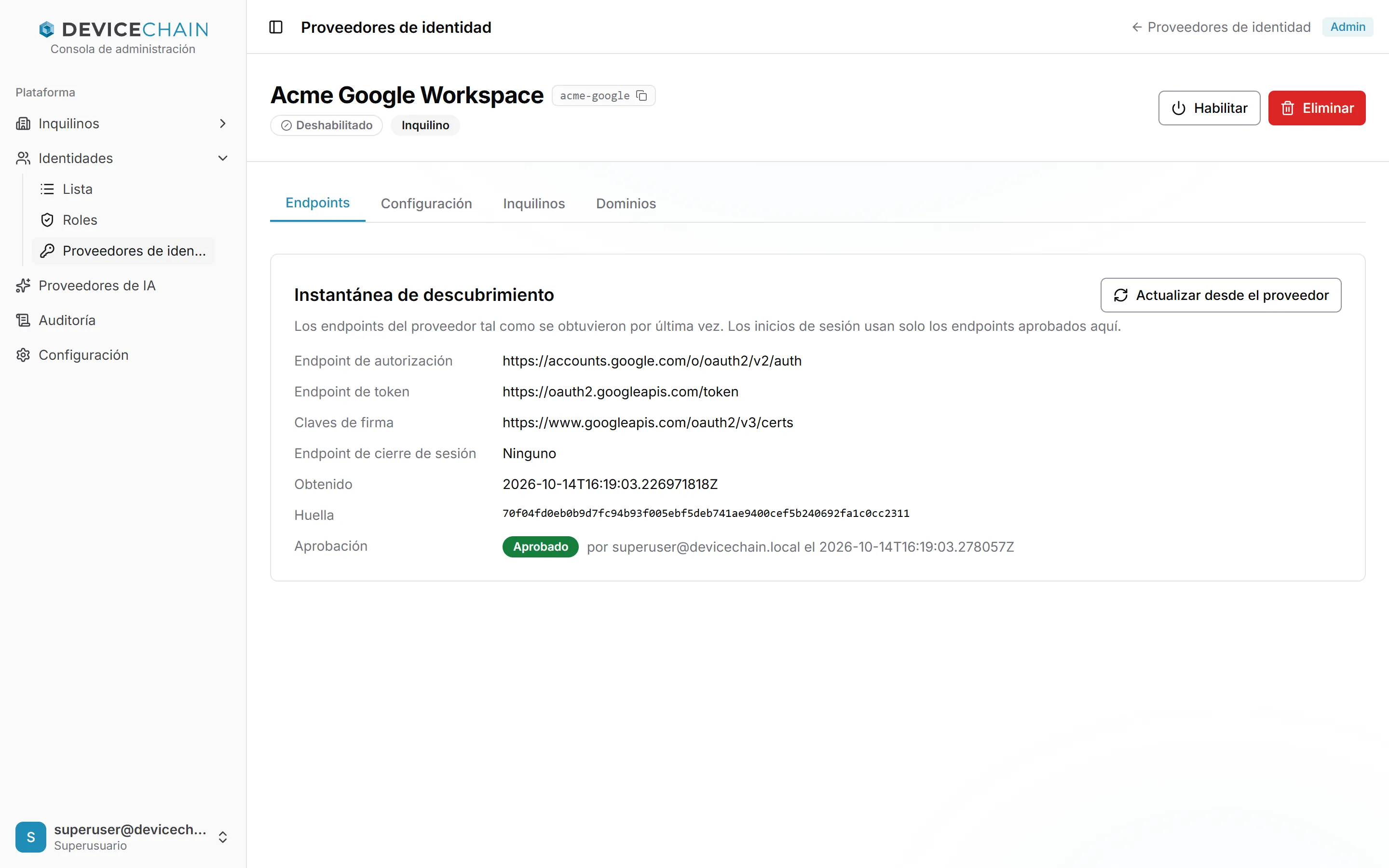 La conexión Acme Google Workspace, con token acme-google, deshabilitada y de tipo inquilino, con botones Habilitar y Eliminar. La pestaña Endpoints muestra la instantánea de descubrimiento: los endpoints de autorización, de token y de claves de firma de Google, ninguno de cierre de sesión, la fecha de obtención, una huella y la aprobación de superuser@devicechain.local con su fecha. Un botón Actualizar desde el proveedor.