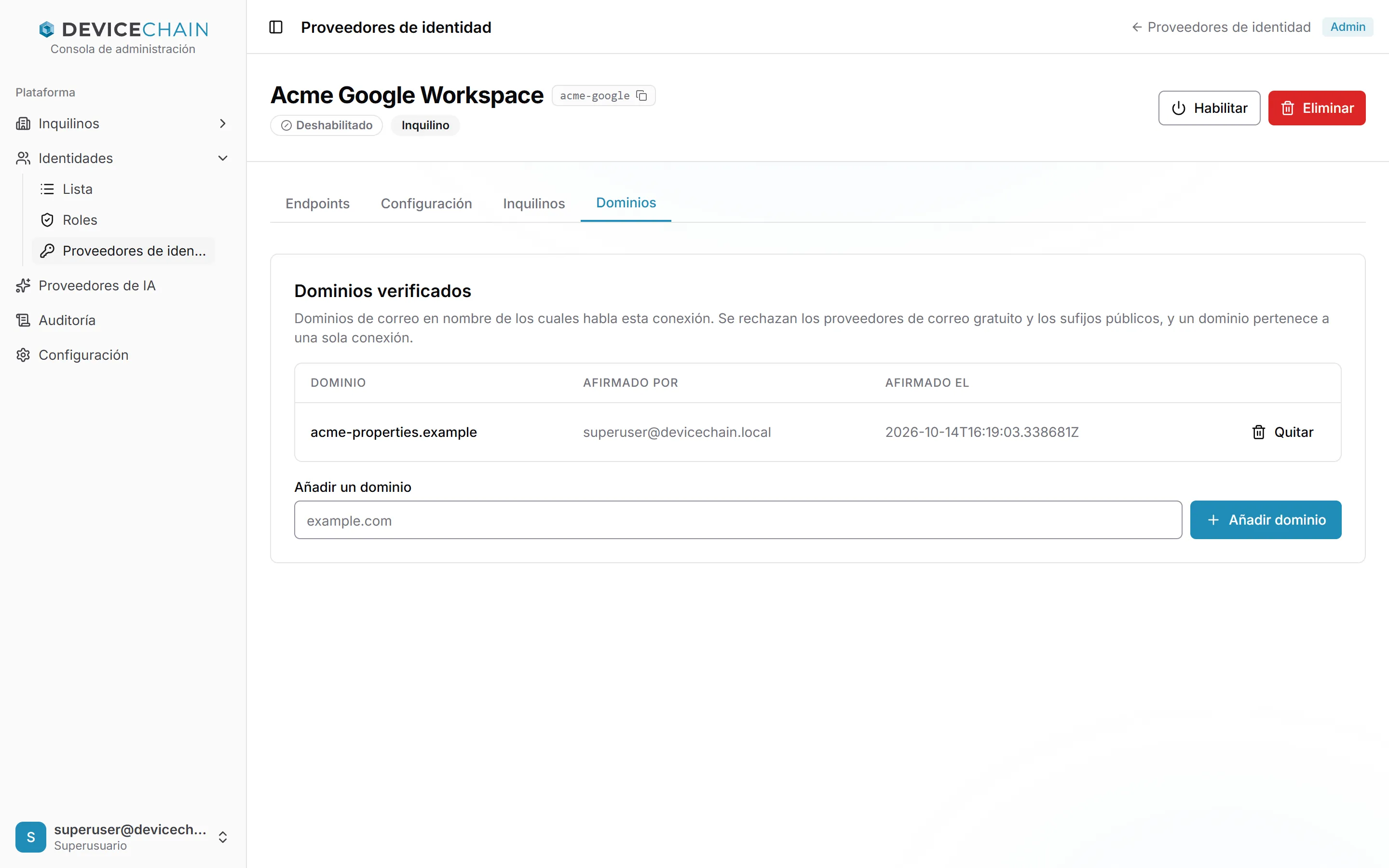 La pestaña Dominios de Acme Google Workspace. Bajo Dominios verificados, una fila: acme-properties.example, afirmado por superuser@devicechain.local con su fecha, y un botón Quitar. Debajo, un campo para añadir un dominio y un botón Añadir dominio.