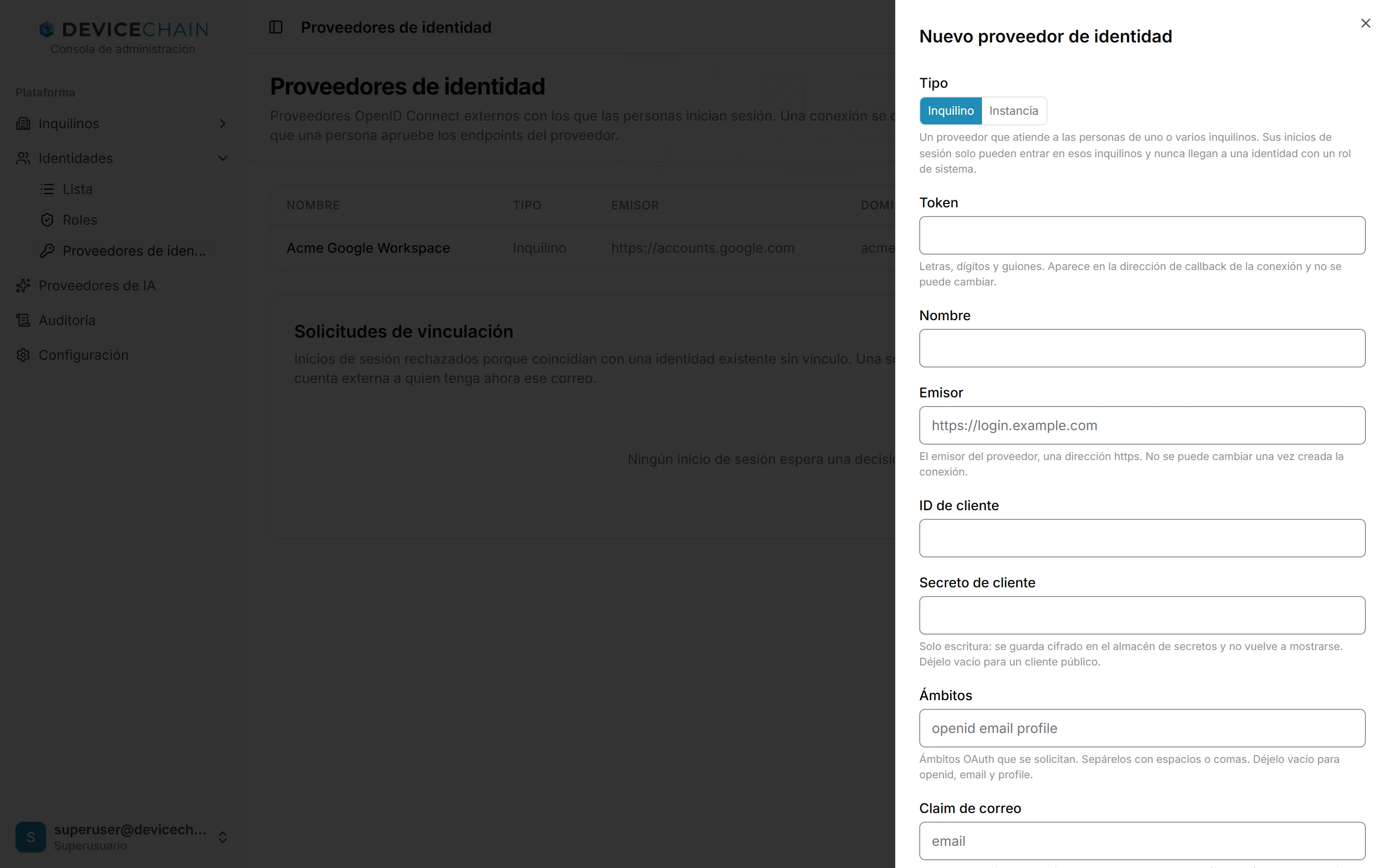 El panel Nuevo proveedor de identidad. El tipo tiene Inquilino seleccionado, con Instancia como alternativa, y explica que los inicios de sesión de un proveedor de inquilino solo pueden entrar en sus inquilinos. Campos: token, nombre, emisor, ID de cliente, secreto de cliente (de solo escritura), ámbitos y claim de correo, cada uno con una breve explicación.