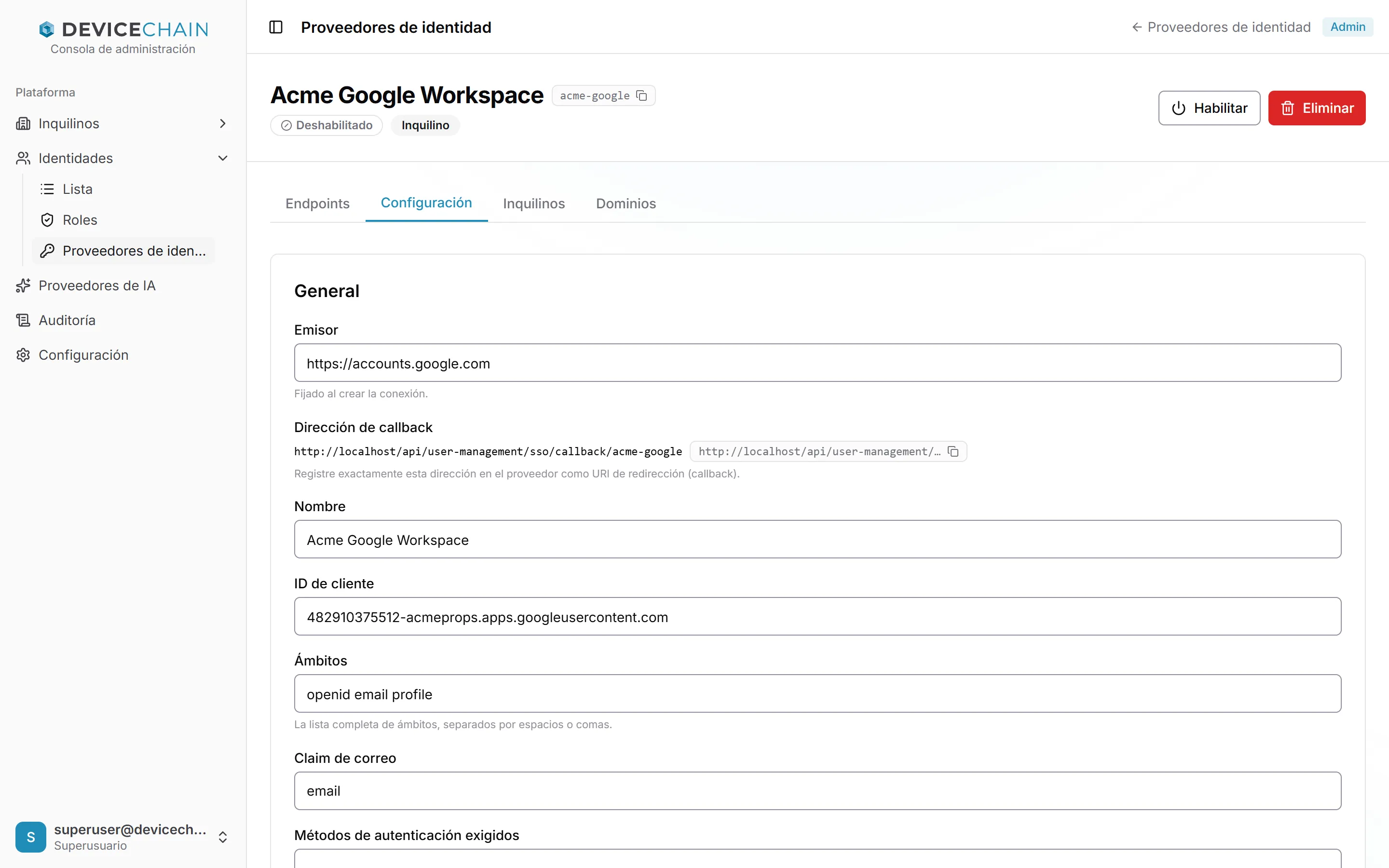 La pestaña Configuración de Acme Google Workspace. En General: el emisor https://accounts.google.com, fijado al crear la conexión; la dirección de callback http://localhost/api/user-management/sso/callback/acme-google con un botón para copiarla; el nombre Acme Google Workspace; un ID de cliente terminado en apps.googleusercontent.com; los ámbitos openid email profile; el claim de correo email; y el principio de los métodos de autenticación exigidos.
