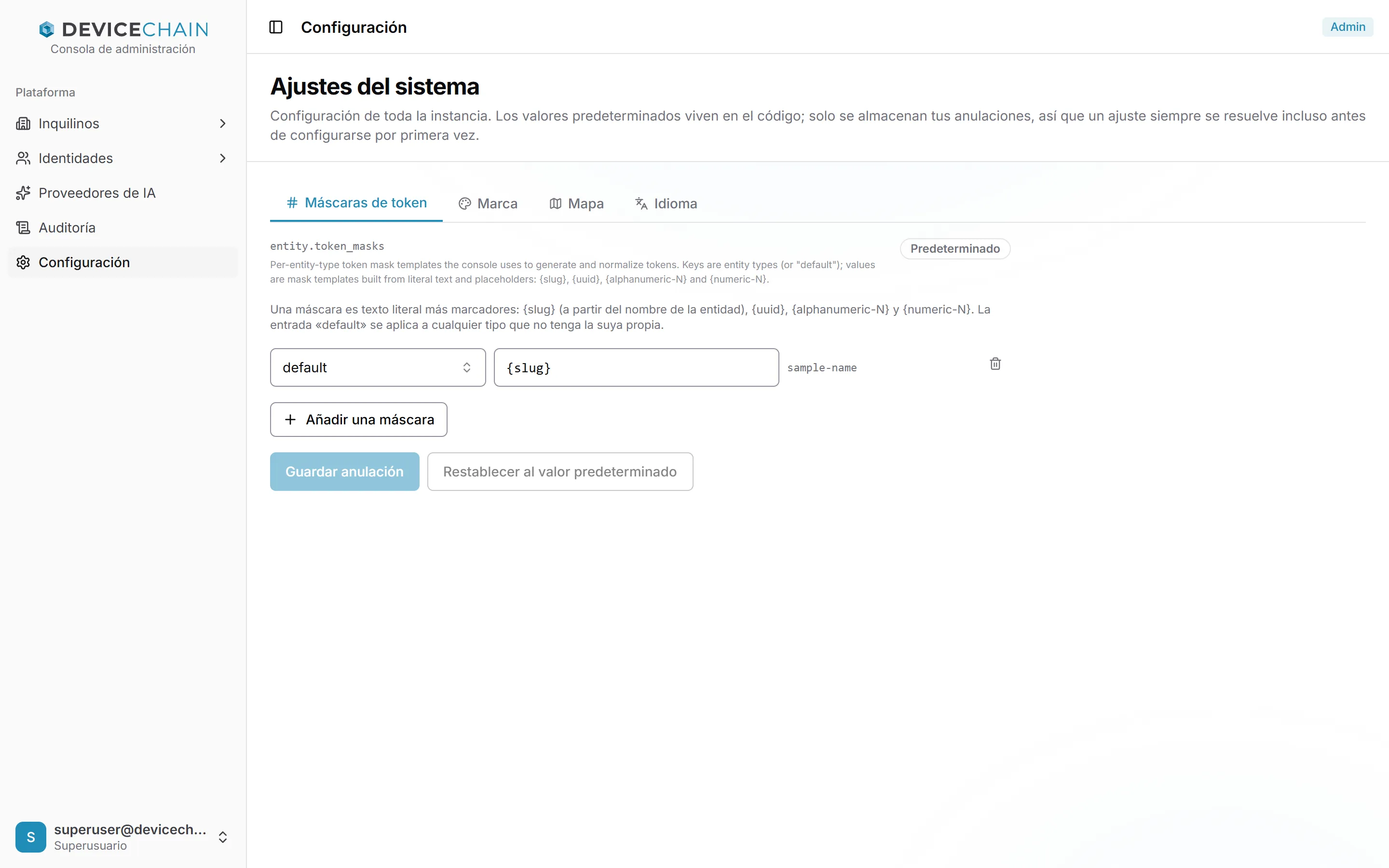 La pestaña Máscaras de token. El ajuste entity.token_masks lleva la insignia Predeterminado. Una explicación de los marcadores y una fila: el tipo de entidad default, la máscara {slug} y el ejemplo sample-name, con un icono para borrarla. Botones Añadir una máscara, Guardar anulación y Restablecer al valor predeterminado.