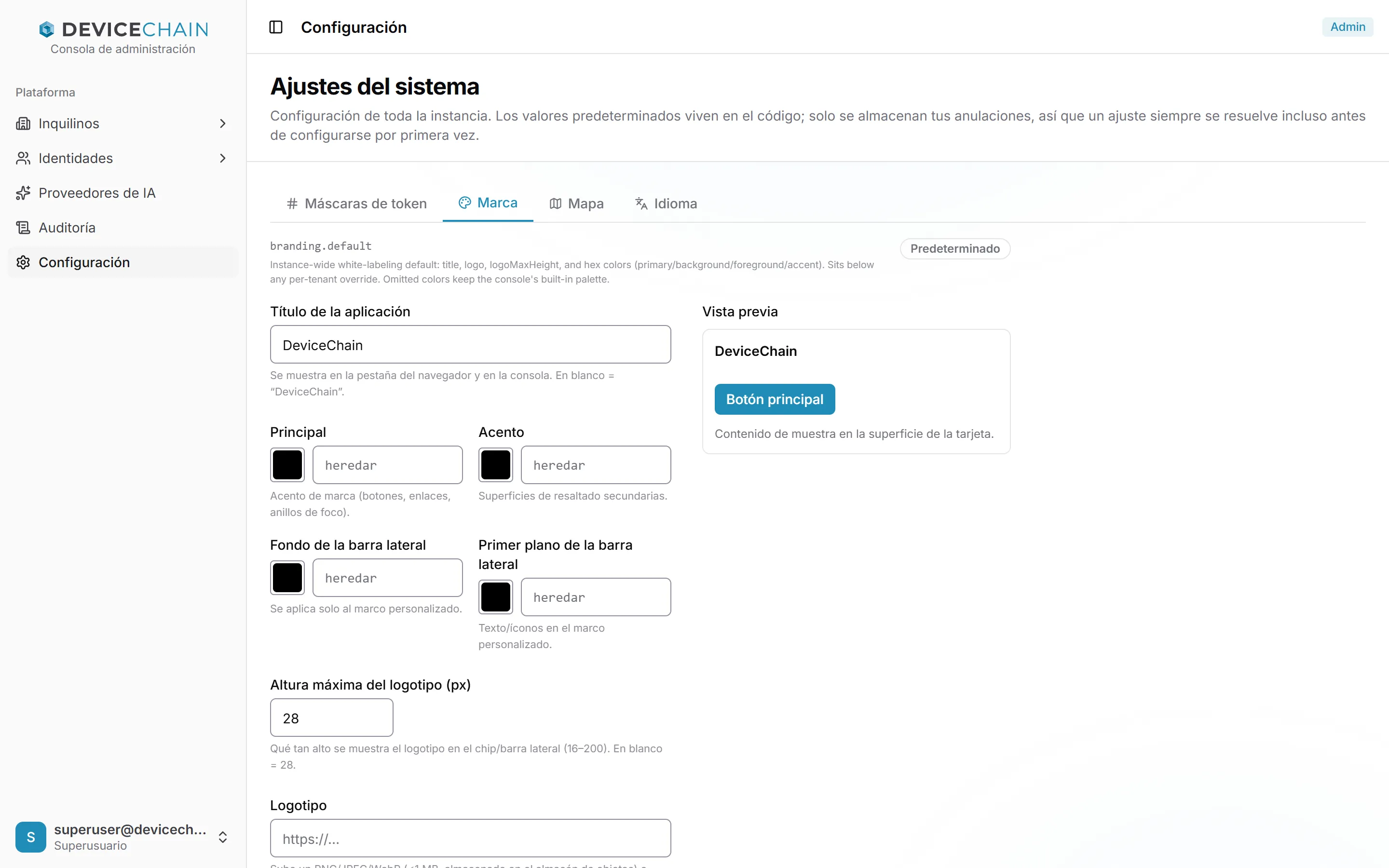 La página Ajustes del sistema en la pestaña Marca, con las pestañas Máscaras de token, Marca, Mapa e Idioma. El ajuste branding.default lleva la insignia Predeterminado. Campos: el título de la aplicación DeviceChain; los colores primario, de acento, de fondo y de primer plano de la barra lateral, todos heredados; la altura máxima del logotipo, 28; y un campo de logotipo con el marcador https://, cuyo texto de ayuda describe una subida o una dirección https. Una tarjeta de vista previa muestra DeviceChain, un botón principal y texto de ejemplo. Botones Guardar anulación y Restablecer al valor predeterminado.
