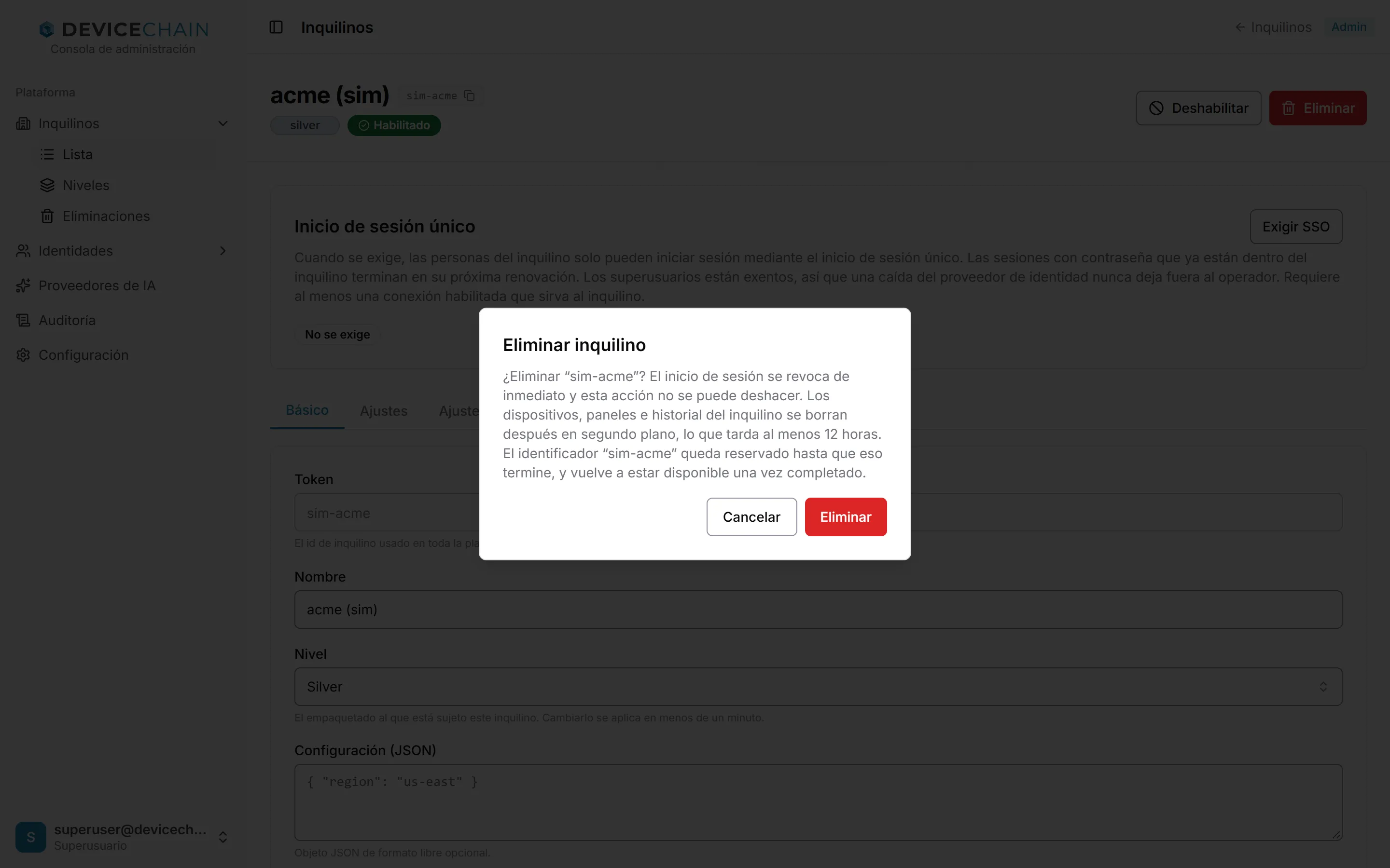 La confirmación Eliminar inquilino sobre la página de acme (sim). Explica que el acceso se revoca de inmediato y que no se puede deshacer, que los dispositivos, paneles e historial del inquilino se borran después en segundo plano en al menos 12 horas, y que el token sim-acme queda reservado hasta entonces. Botones Cancelar y Eliminar.