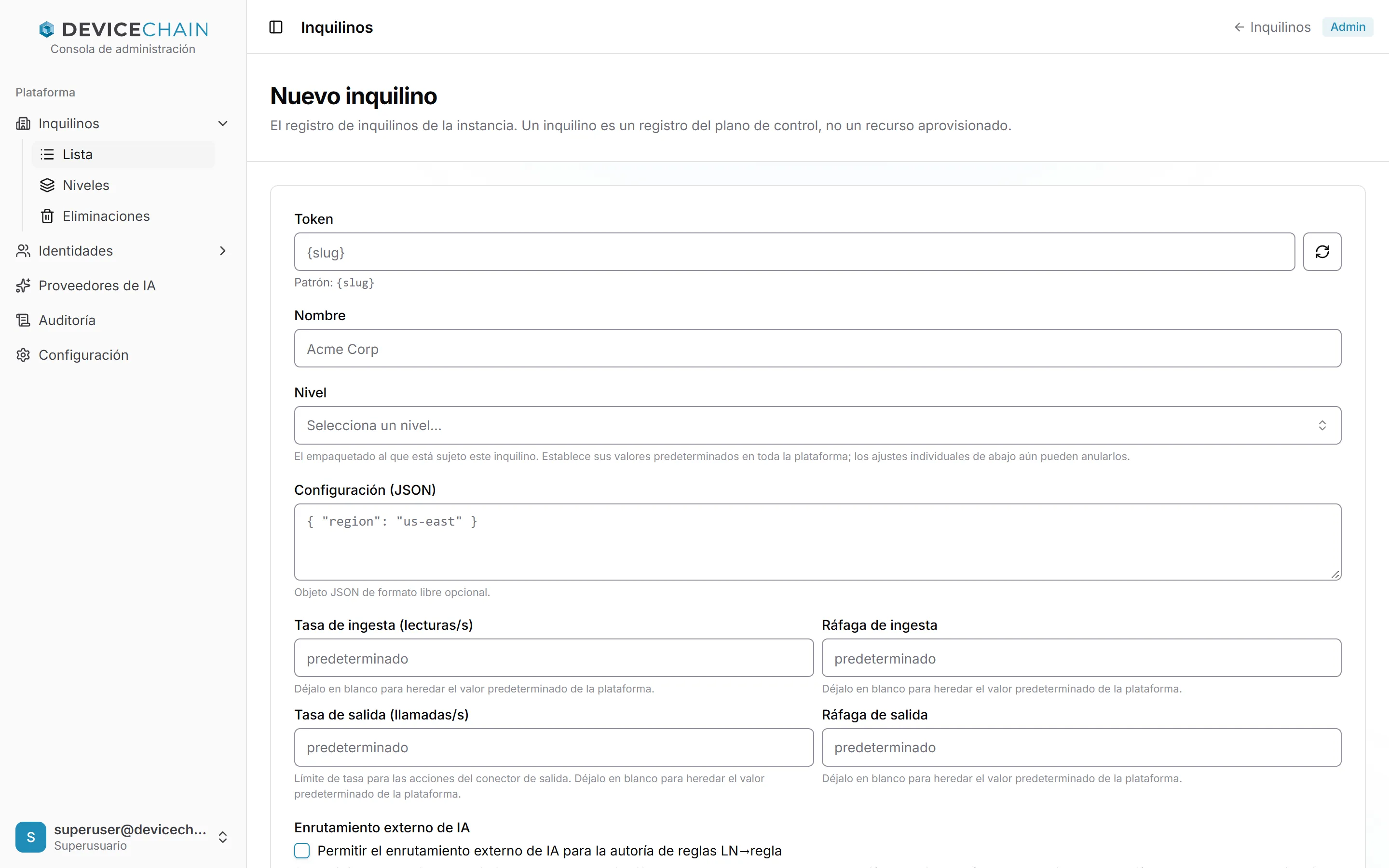 El formulario Nuevo inquilino. El campo Token muestra la máscara {slug} con un botón para regenerarla y la pista del patrón. Debajo están Nombre, un selector de nivel vacío, Configuración (JSON), la tasa y la ráfaga de ingesta, la tasa y la ráfaga de salida, todas con el valor predeterminado, y la casilla de enrutamiento externo de IA sin marcar.