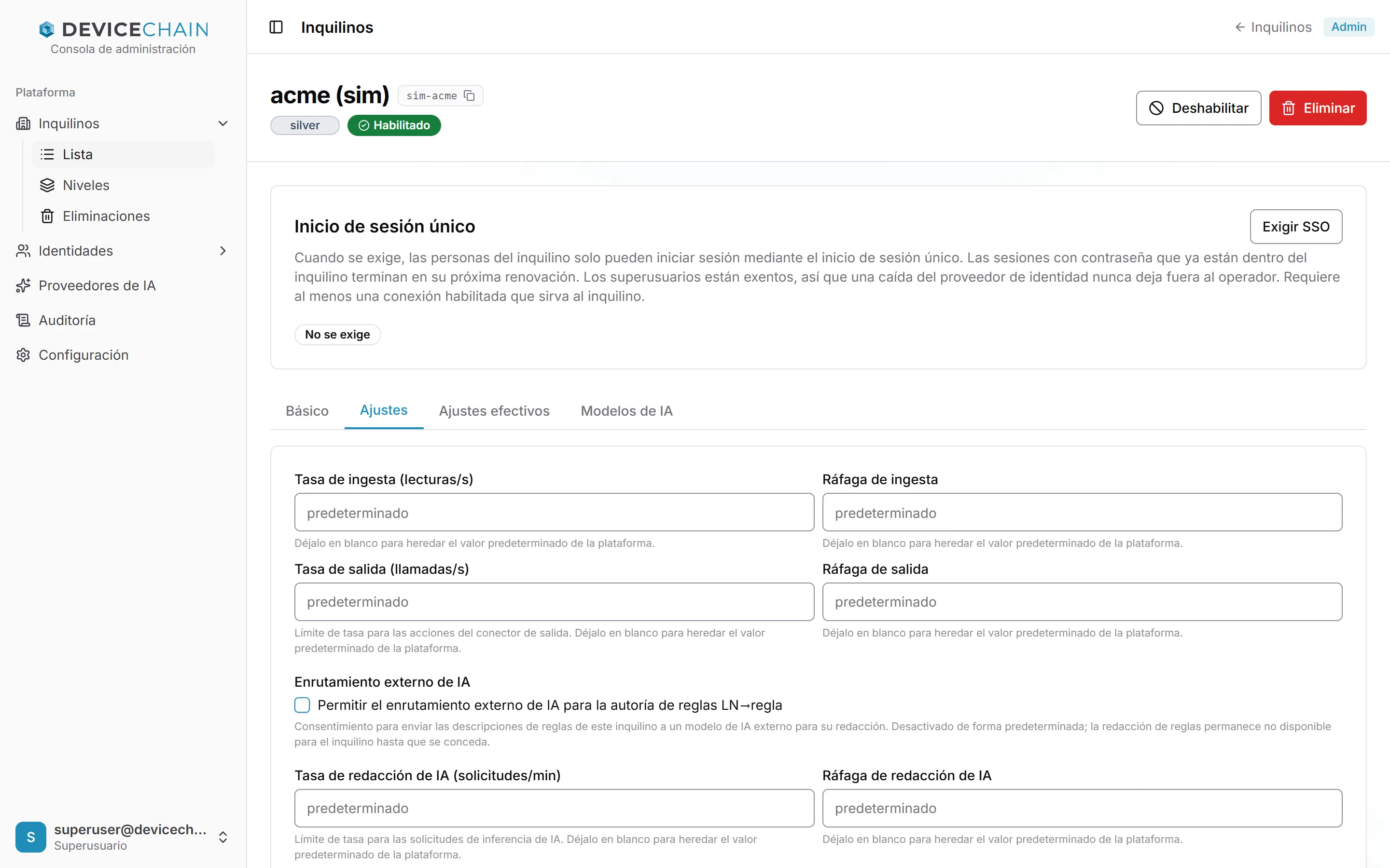 La pestaña Ajustes de acme (sim): la tasa y la ráfaga de ingesta y la tasa y la ráfaga de salida, todas con el valor predeterminado; la casilla de enrutamiento externo de IA sin marcar; la tasa y la ráfaga de redacción de IA; y el principio del límite de comandos retenidos.