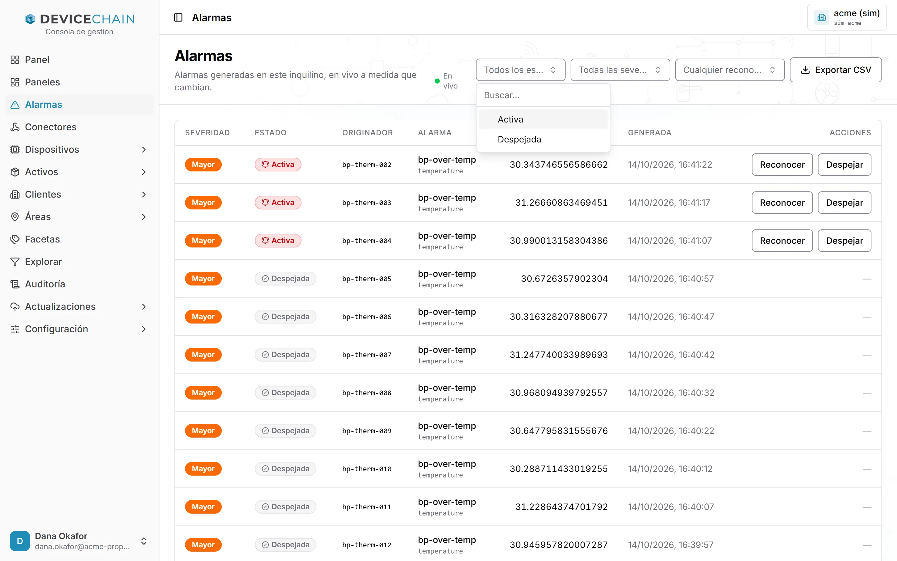 La página Alarmas con el filtro de estado abierto, que ofrece Activa y Despejada, sobre la lista de alarmas.