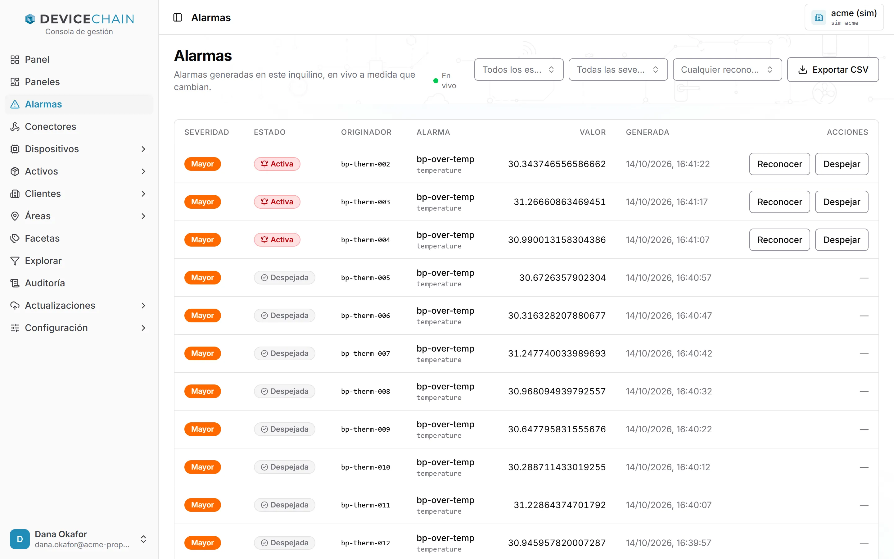 La página Alarmas con los filtros Todos los estados, Todas las severidades y Cualquier reconocimiento y un botón Exportar CSV. Junto a la descripción hay un indicador verde En vivo. La tabla muestra alarmas bp-over-temp de severidad Mayor sobre la métrica temperature para los termostatos bp-therm-001 a bp-therm-012: tres están Activas con los botones Reconocer y Despejar, y el resto están Despejadas.
