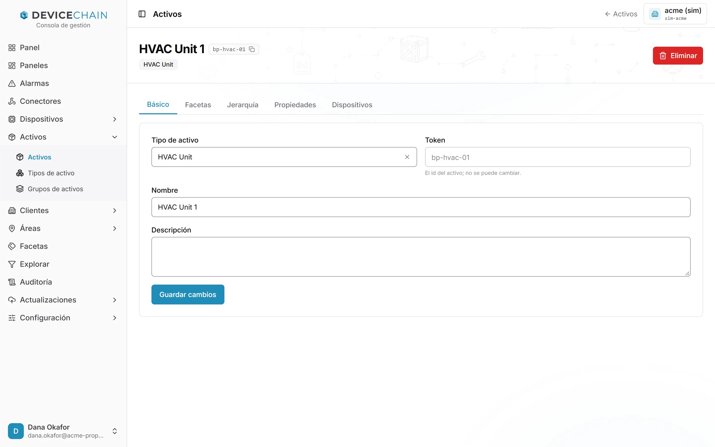 La página de detalle de HVAC Unit 1, en la pestaña Básico: tipo de activo HVAC Unit, el token de solo lectura con la nota de que el id del activo no puede cambiar, Nombre, Descripción y el botón Guardar cambios. Junto a Básico están las pestañas Facetas, Jerarquía, Propiedades y Dispositivos.