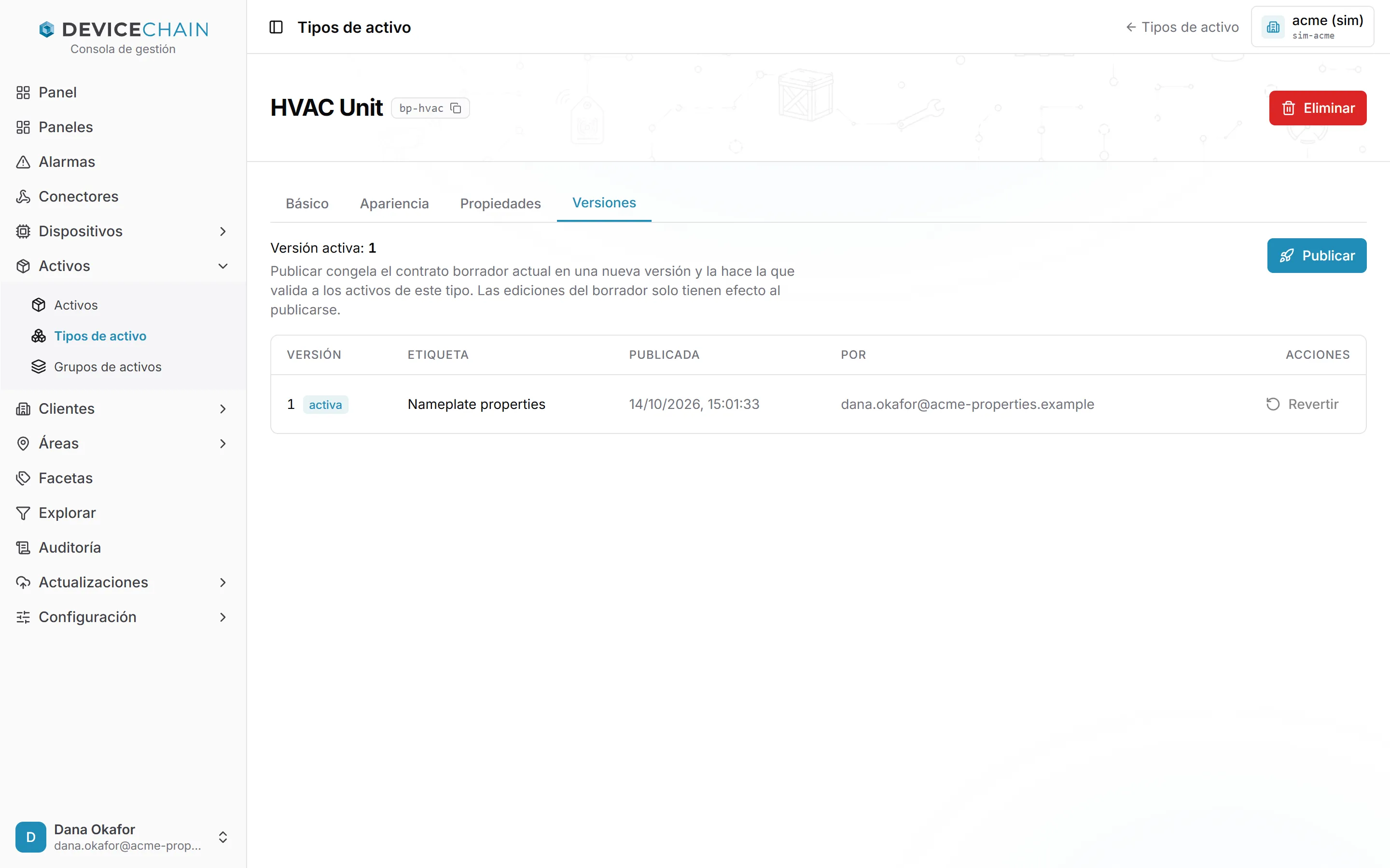 La pestaña Versiones del tipo de activo HVAC Unit. Versión activa: 1. Una fila: la versión 1, marcada como activa, con la etiqueta Nameplate properties, su fecha de publicación, quién la publicó y la acción Revertir. Arriba a la derecha está el botón Publicar.