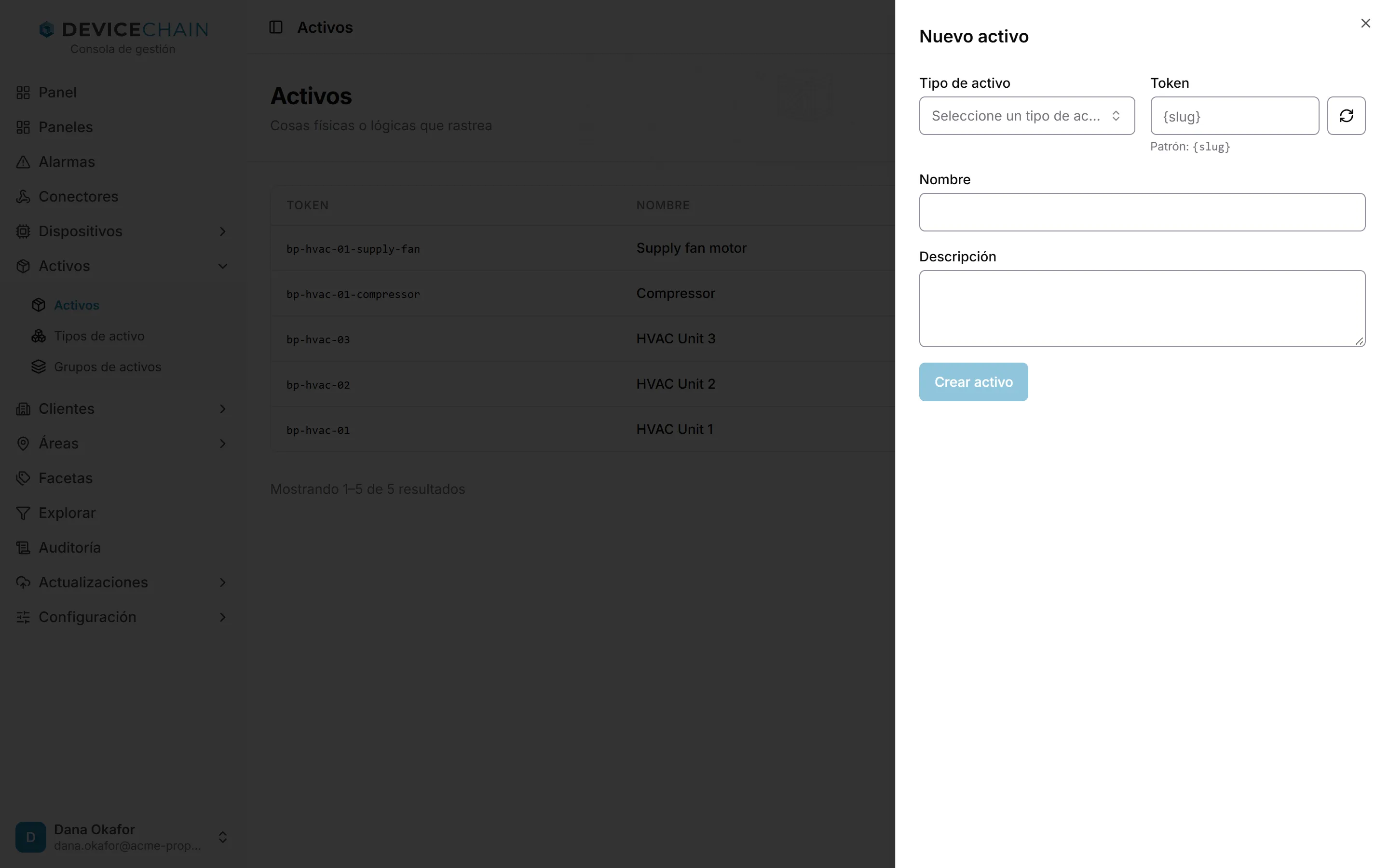 El panel Nuevo activo, con un selector de tipo de activo, un campo Token con el patrón {slug} y un botón para generar el token, los campos Nombre y Descripción, y un botón Crear activo.