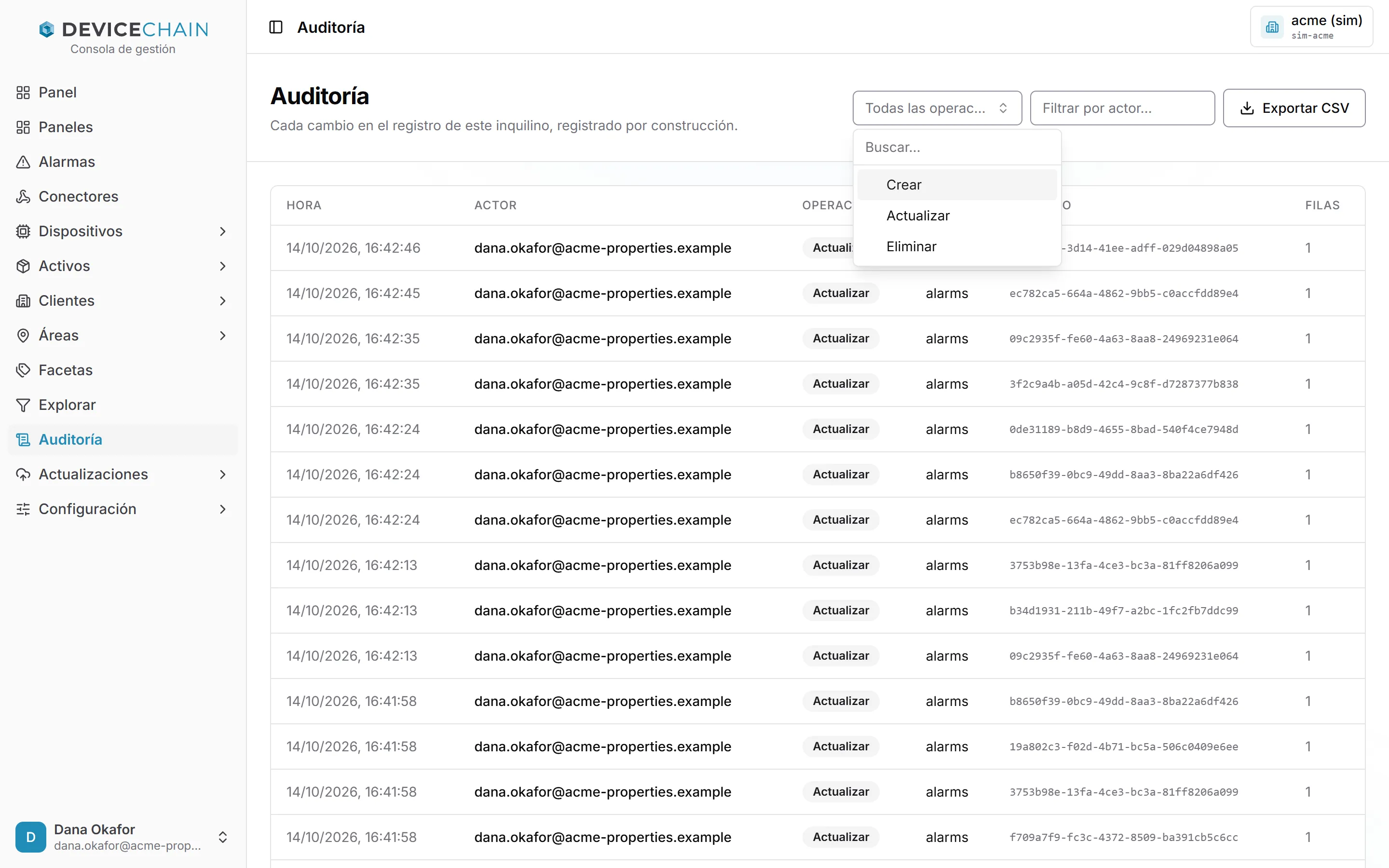 La pantalla Auditoría con el selector de operación abierto, que ofrece Crear, Actualizar y Eliminar. Debajo, el diario muestra filas de Actualizar sobre la tabla alarms.