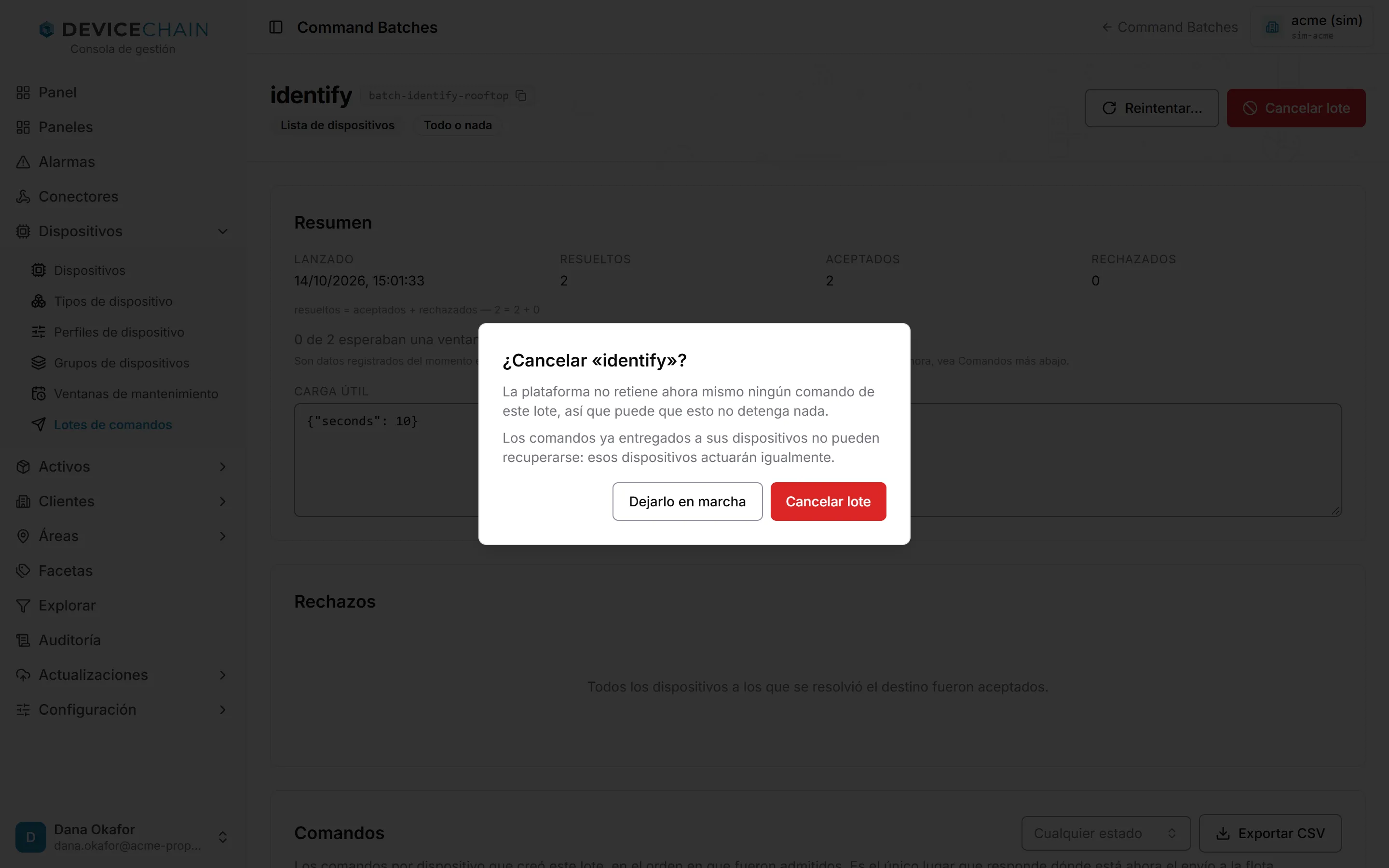 Un diálogo de confirmación titulado ¿Cancelar «identify»?. Indica que la plataforma no retiene ahora ningún comando de este lote, así que puede que no se detenga nada, y que los comandos ya entregados a sus dispositivos no se pueden recuperar. Los botones son Dejarlo en marcha y Cancelar lote.