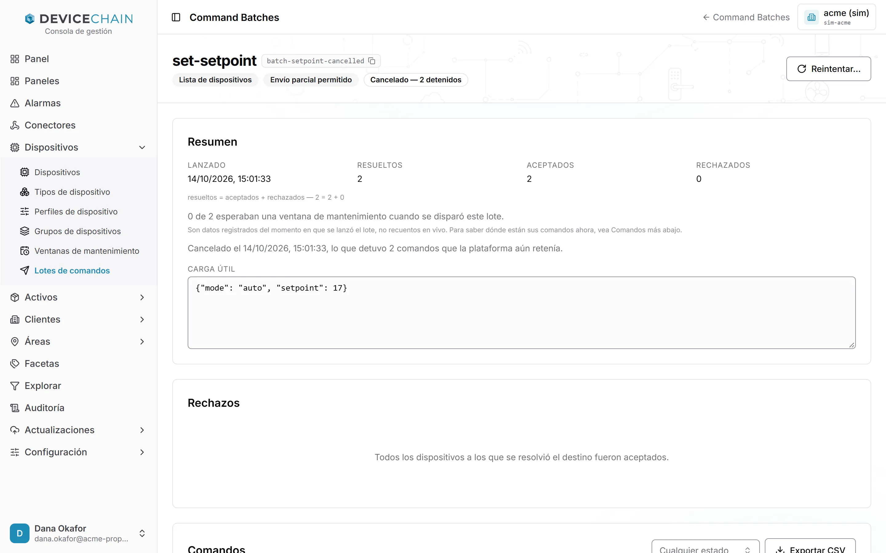 La página de detalle del lote set-setpoint, batch-setpoint-cancelled, con las insignias Lista de dispositivos, Envío parcial permitido y Cancelado — 2 detenidos y un botón Reintentar…. El Resumen muestra Resueltos 2, Aceptados 2, Rechazados 0 y una línea que indica que se canceló y que eso detuvo 2 comandos que la plataforma aún retenía.