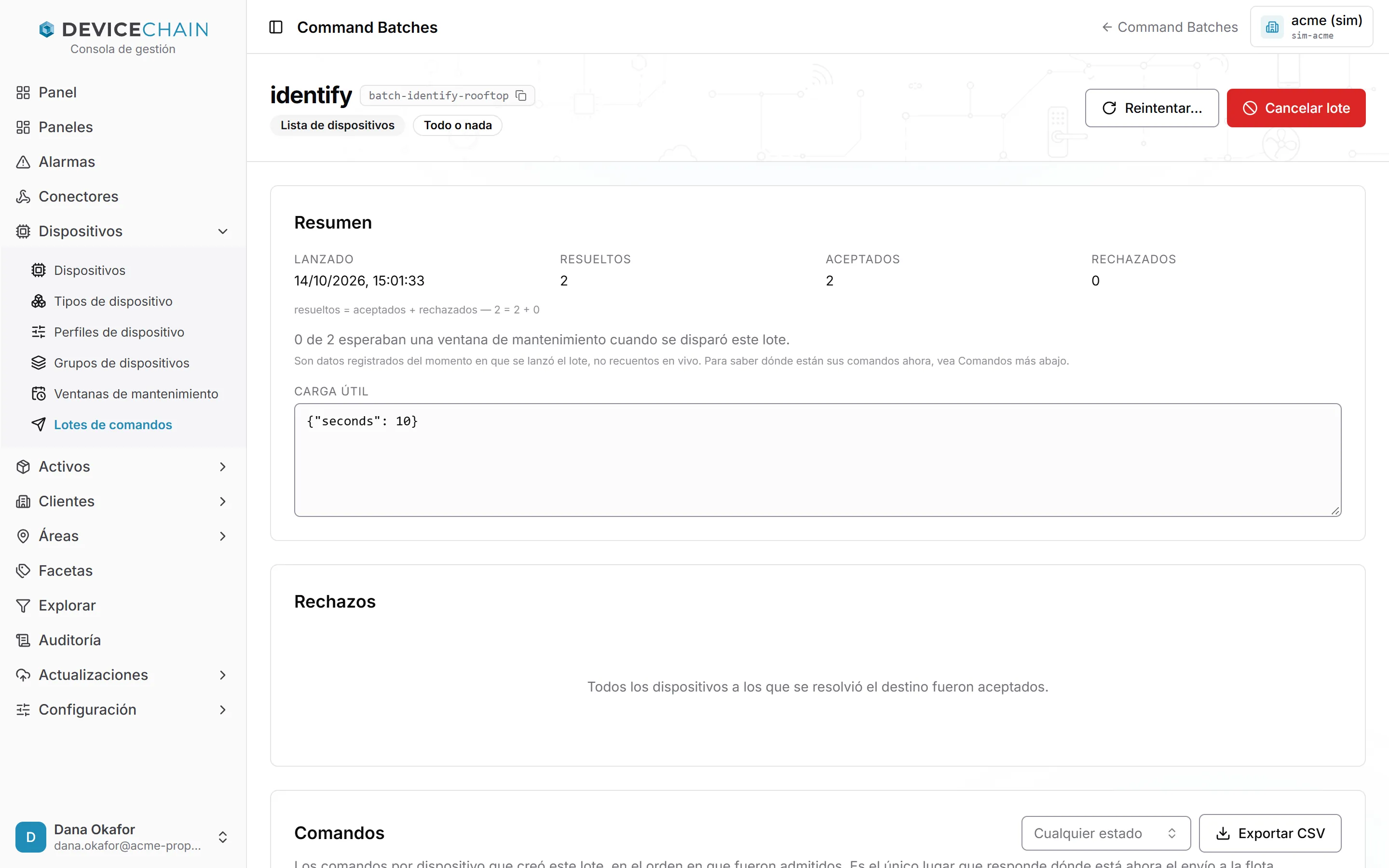 La página de detalle del lote identify, batch-identify-rooftop, con las insignias Lista de dispositivos y Todo o nada y los botones Reintentar… y Cancelar lote. El Resumen muestra la hora de lanzamiento, Resueltos 2, Aceptados 2, Rechazados 0, la línea resueltos = aceptados + rechazados — 2 = 2 + 0, que 0 de 2 esperaban una ventana de mantenimiento, y la carga útil. La sección Rechazos indica que todos los dispositivos fueron aceptados. Debajo empieza la sección Comandos.