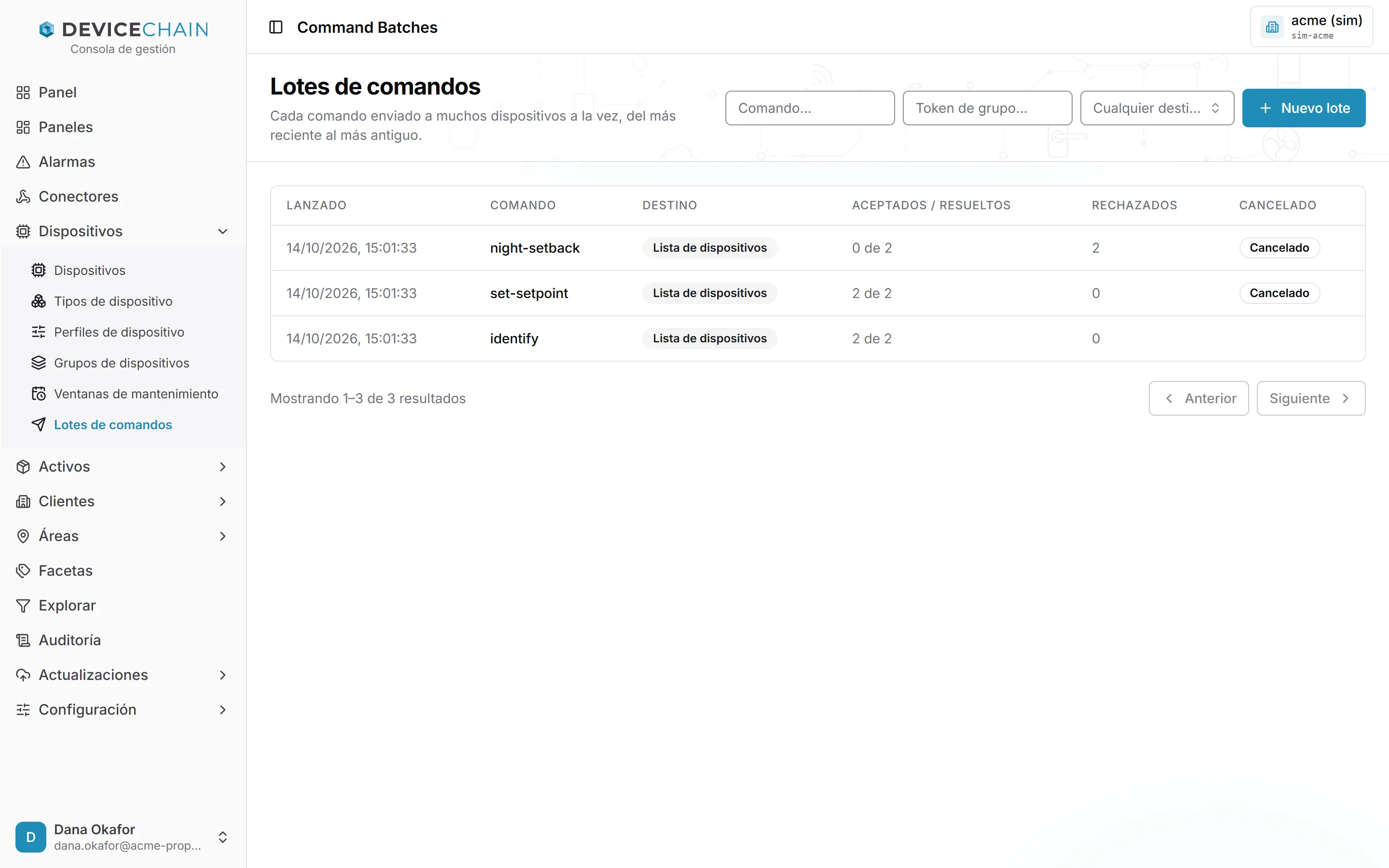 La página Lotes de comandos con filtros de comando y de token de grupo, un filtro de destino y un botón Nuevo lote. Hay tres lotes de lista de dispositivos: night-setback, 0 de 2 aceptados, 2 rechazados, Cancelado; set-setpoint, 2 de 2, 0 rechazados, Cancelado; identify, 2 de 2, 0 rechazados.