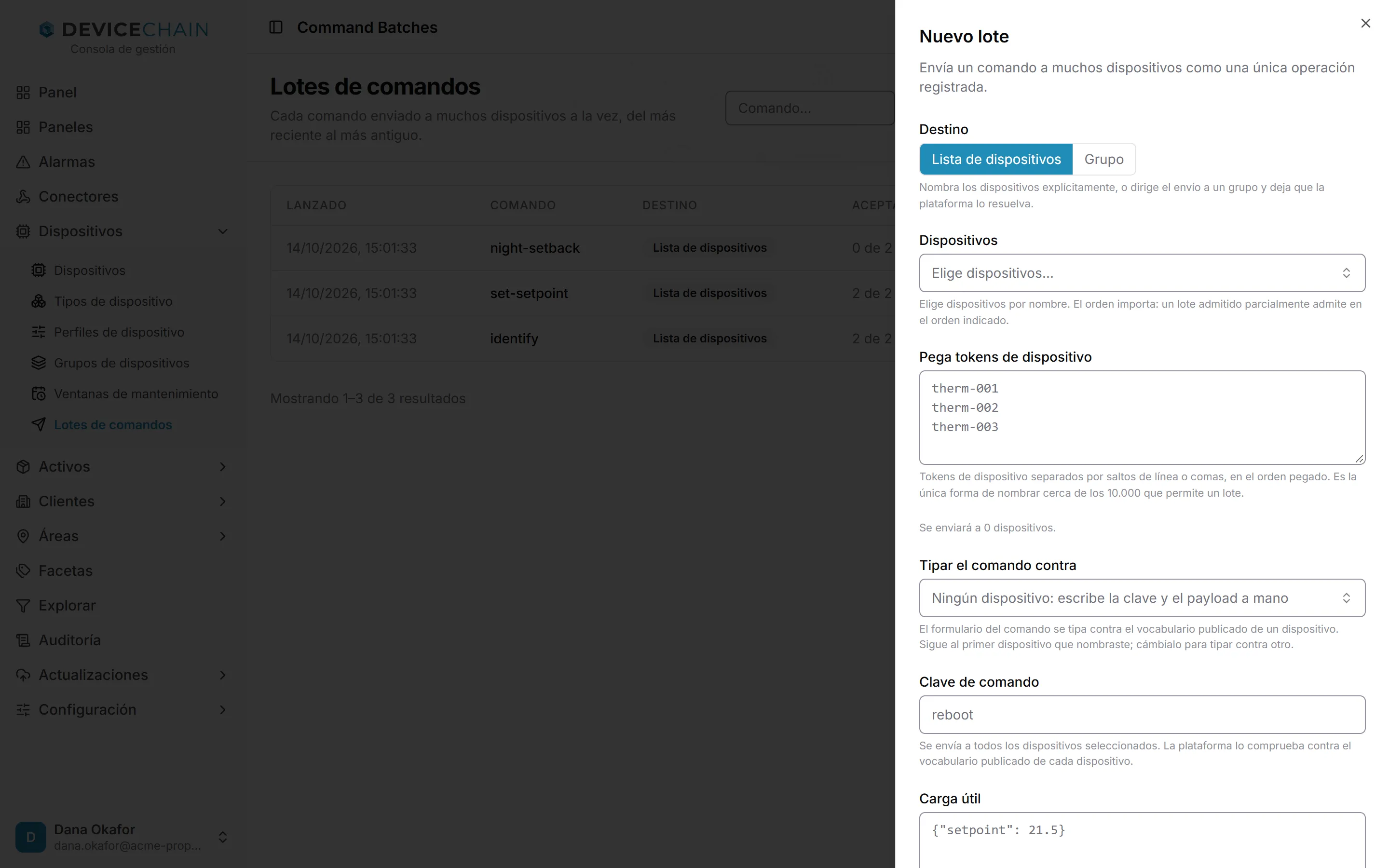 El panel Nuevo lote. El destino está en Lista de dispositivos. Debajo hay un selector de dispositivos, un cuadro para pegar tokens de dispositivo, un recuento que indica 0 dispositivos, un selector Tipar el comando contra vacío, que indica Ningún dispositivo: escribe la clave y el payload a mano, un campo Clave de comando y un campo Carga útil.