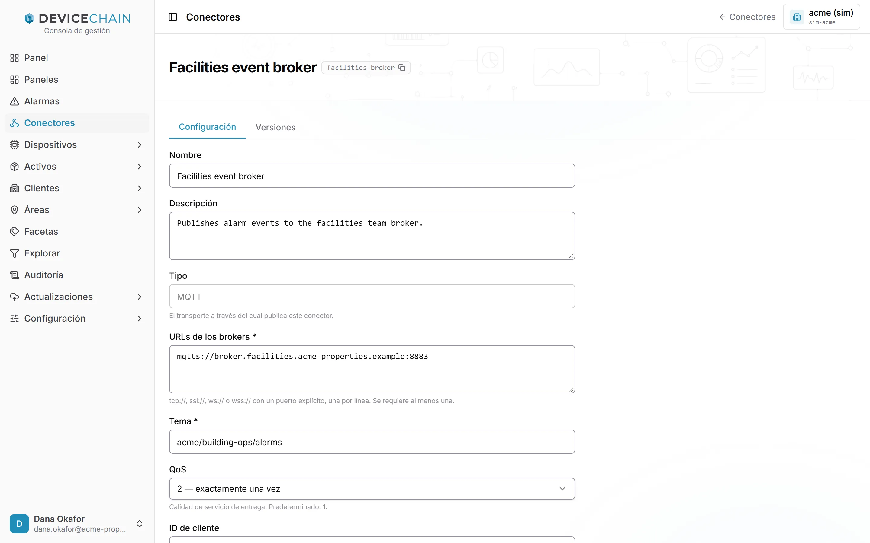 La pestaña Configuración del conector Facilities event broker: Nombre, Descripción, el Tipo MQTT de solo lectura, URLs de los brokers con una dirección mqtts en el puerto 8883, el Tema acme/building-ops/alarms y QoS en 2, exactamente una vez.