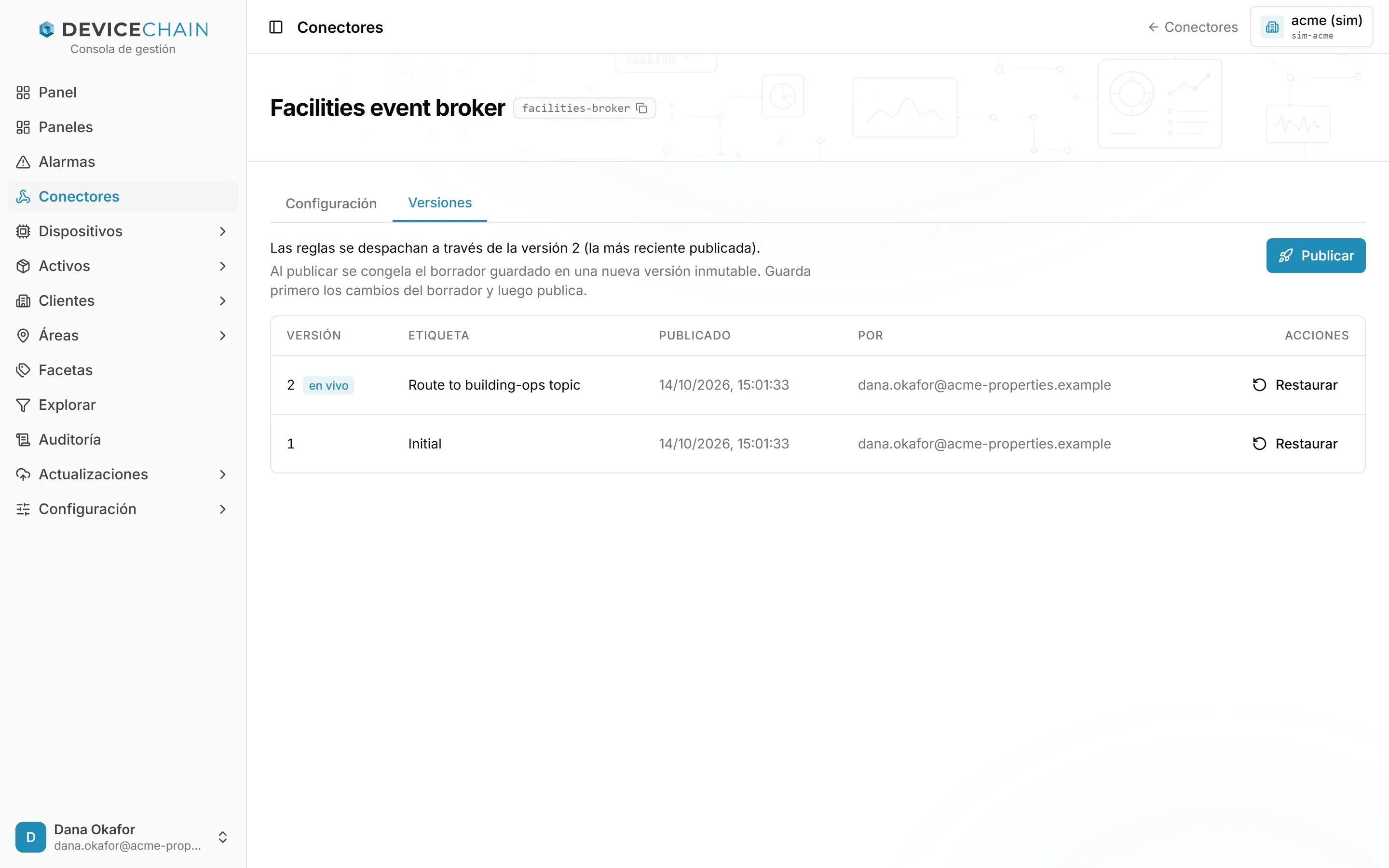 La pestaña Versiones del conector Facilities event broker. Una línea indica que las reglas se despachan a través de la versión 2, la más reciente publicada. Hay dos versiones: la 2, marcada en vivo, con la etiqueta Route to building-ops topic, y la 1, con la etiqueta Initial, cada una con su fecha de publicación, quién la publicó y la acción Restaurar. Arriba a la derecha está el botón Publicar.