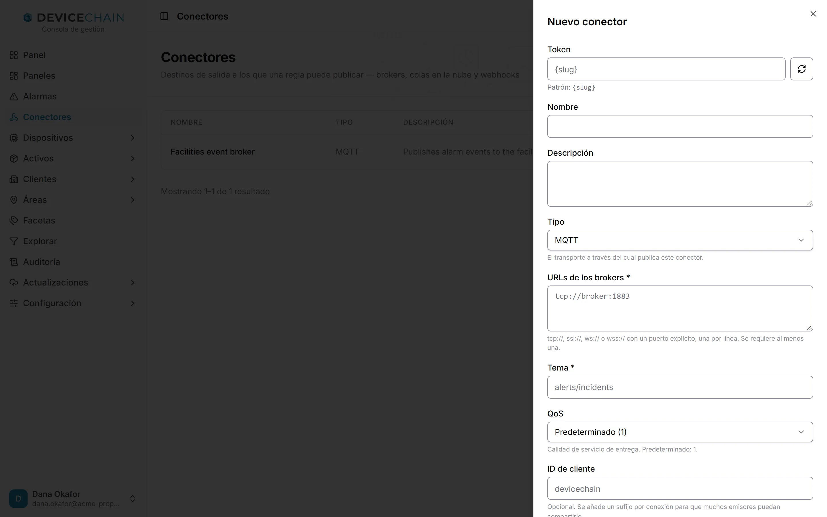 El panel Nuevo conector con Token, Nombre, Descripción y Tipo en MQTT, seguidos de los campos de MQTT: URLs de los brokers, Tema, QoS en Predeterminado (1) e ID de cliente.