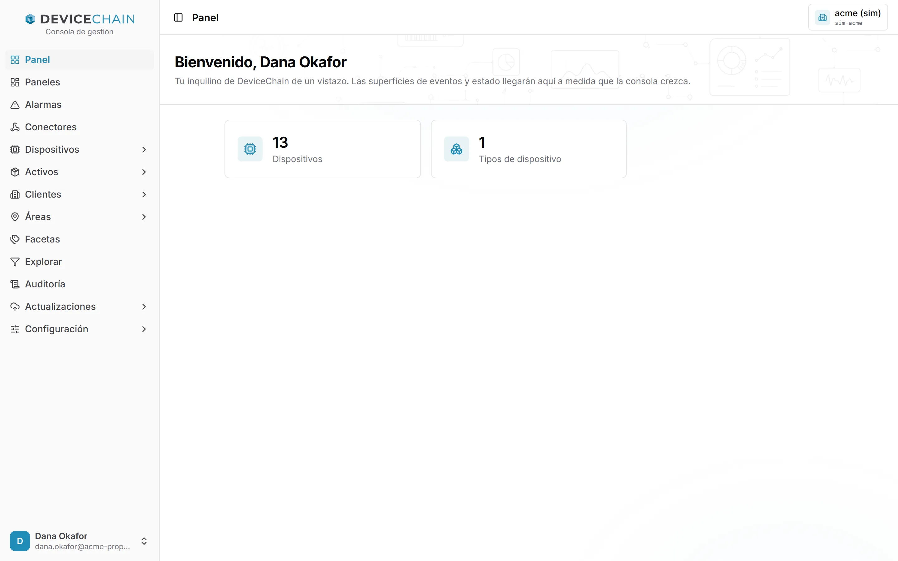 La página de inicio de la consola. La barra lateral está a la izquierda. La cabecera dice Panel, con el distintivo de inquilino 'acme (sim)' arriba a la derecha. La página se titula 'Bienvenido, Dana Okafor' y muestra dos tarjetas: 13 Dispositivos y 1 Tipos de dispositivo.