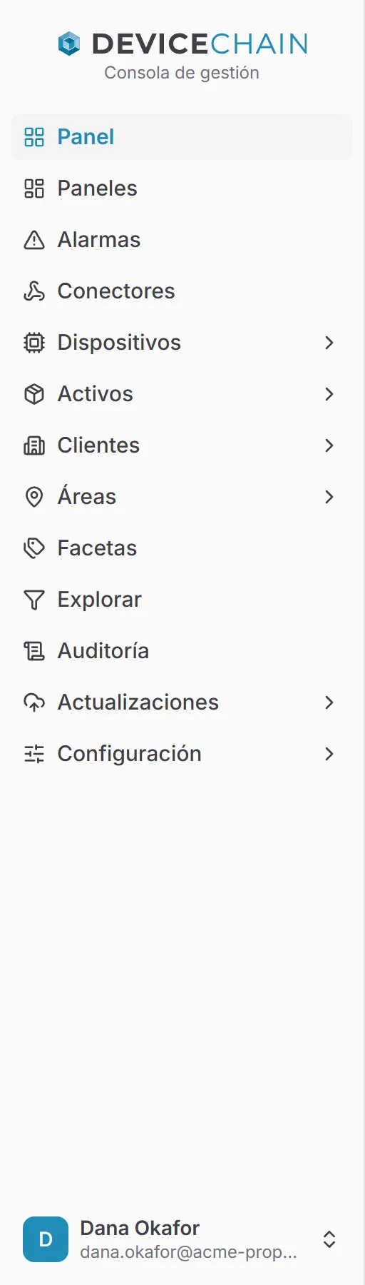 La barra lateral de la consola. Bajo el logotipo de DeviceChain y las palabras Consola de gestión enumera Panel, Paneles, Alarmas, Conectores, Dispositivos, Activos, Clientes, Áreas, Facetas, Explorar, Auditoría, Actualizaciones y Configuración. Dispositivos, Activos, Clientes, Áreas, Actualizaciones y Configuración llevan una flecha que indica que abren un submenú. El nombre y el correo de la persona que inició sesión están al pie.