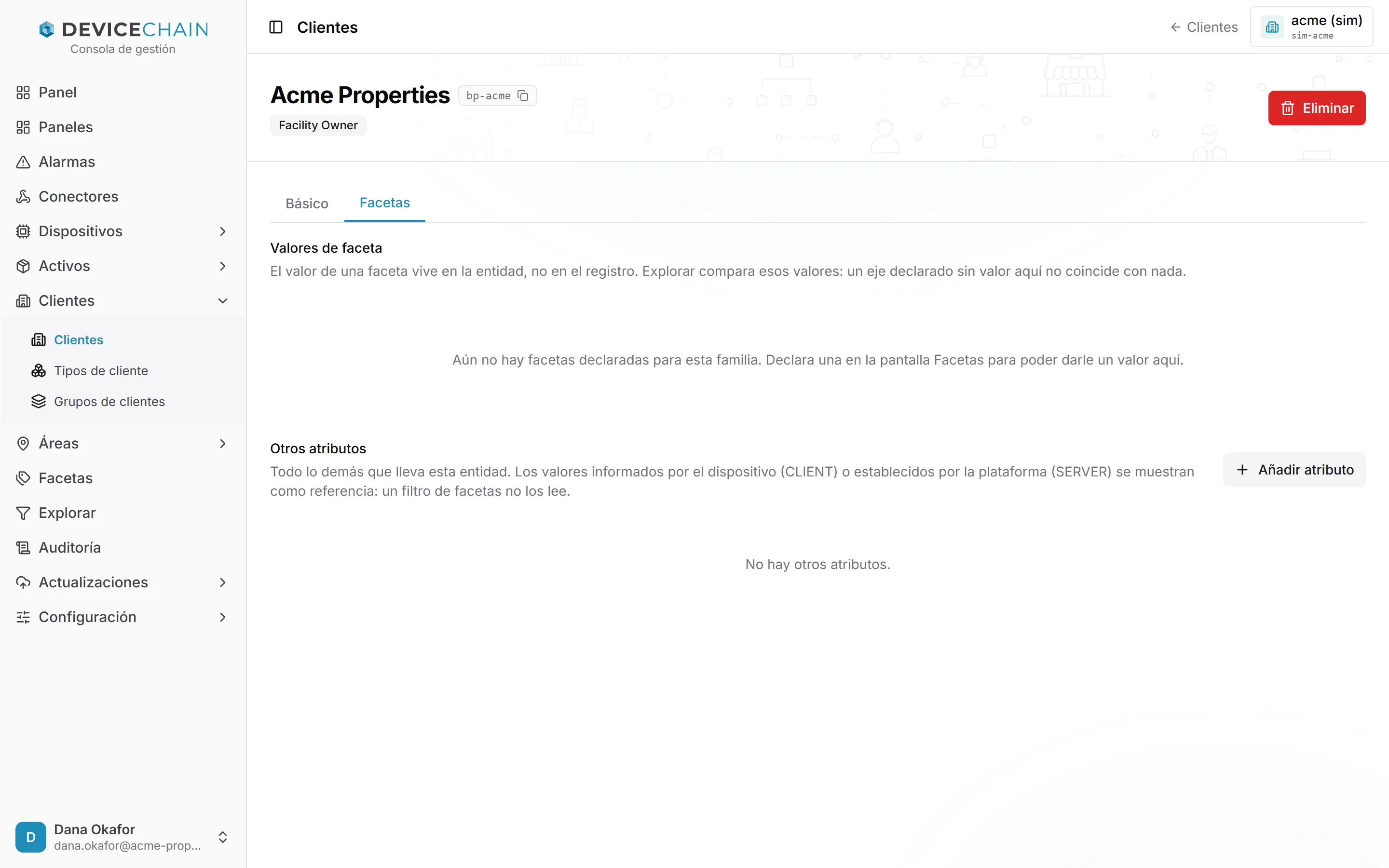La pestaña Facetas del cliente Acme Properties. En Valores de faceta, una nota indica que aún no hay facetas declaradas para esta familia. En Otros atributos, un botón Añadir atributo y la nota No hay otros atributos.
