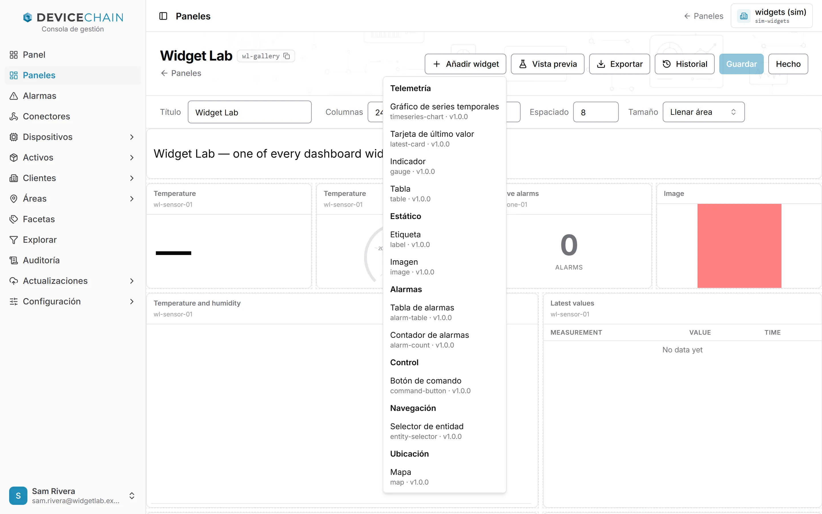 El menú Añadir widget abierto en modo de edición, agrupado en Telemetría, Estático, Alarmas, Control, Navegación y Ubicación. Cada entrada muestra su identificador y su versión, por ejemplo timeseries-chart · v1.0.0.