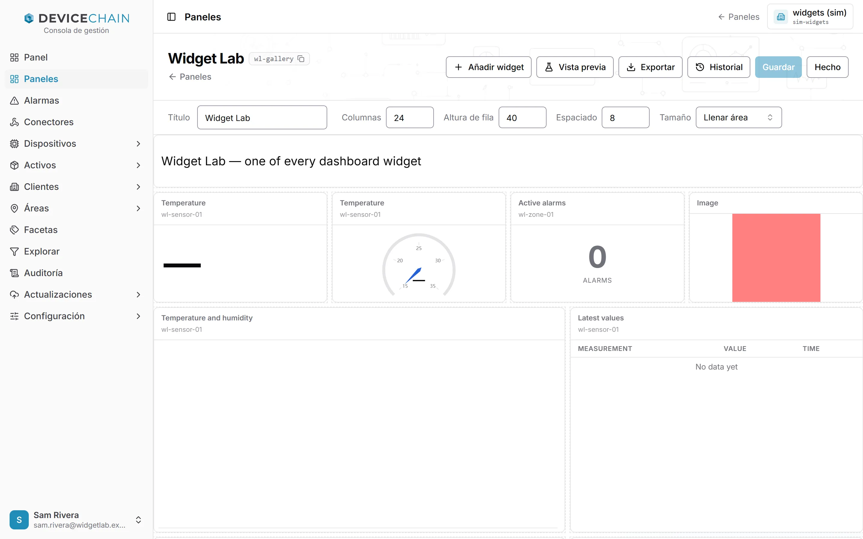 El panel Widget Lab en modo de edición. La cabecera muestra Añadir widget, Vista previa, Exportar, Historial, Guardar desactivado y Hecho. Una barra de ajustes muestra Título Widget Lab, Columnas 12, Celda mínima 56, Separación 8, Margen 0 y Tamaño Llenar área. Los widgets aparecen enmarcados en el lienzo; algunos muestran un guion o el texto de que aún no hay datos.