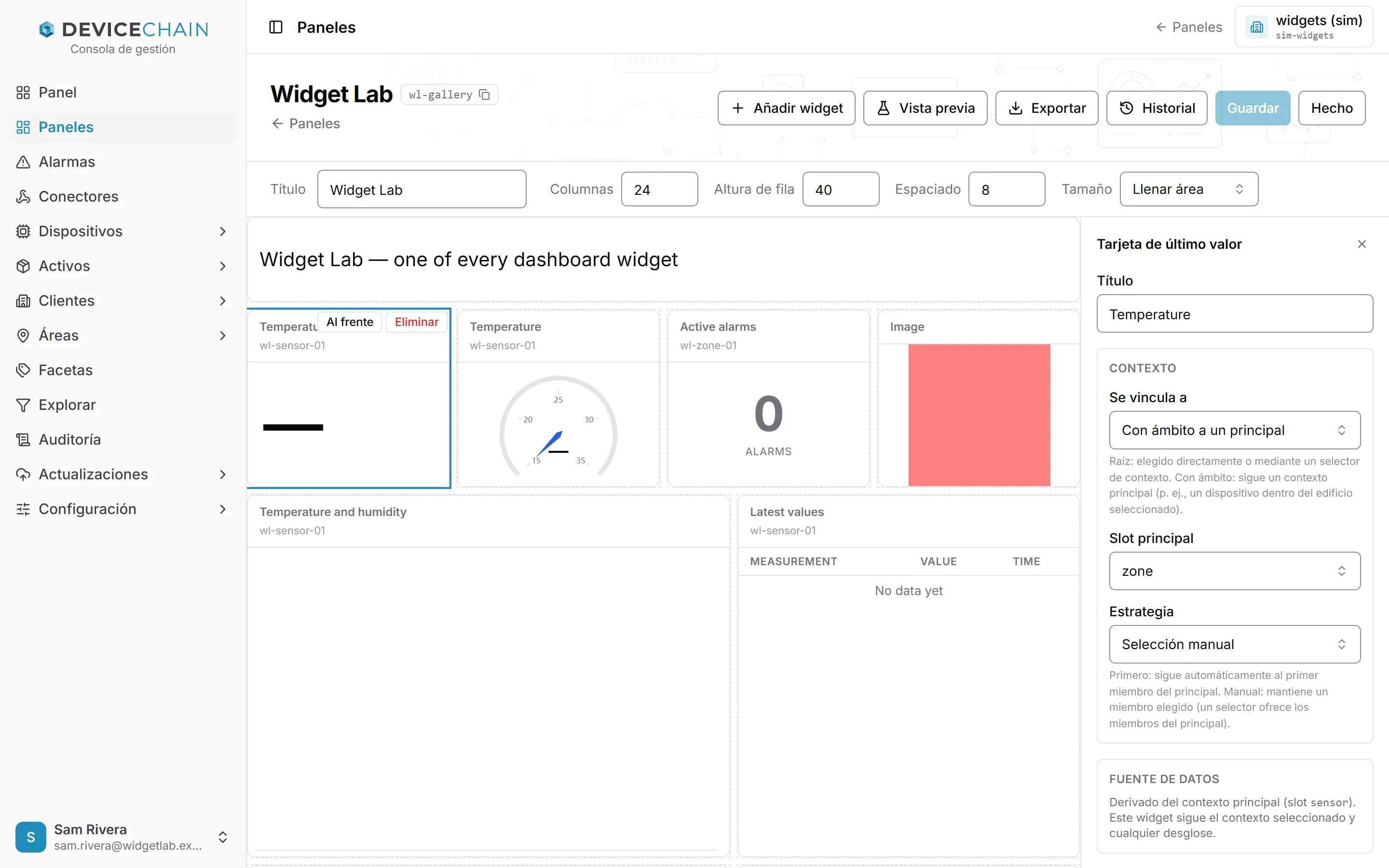 Modo de edición con la tarjeta de último valor Temperature seleccionada, con los botones Al frente y Eliminar sobre el widget. El panel de ajustes de la derecha muestra el título Temperature, una sección Contexto con Se vincula a en Con ámbito a un principal, Slot principal zone y Estrategia Selección manual, una sección Fuente de datos que explica que deriva del contexto principal, slot sensor, y un campo Medición.