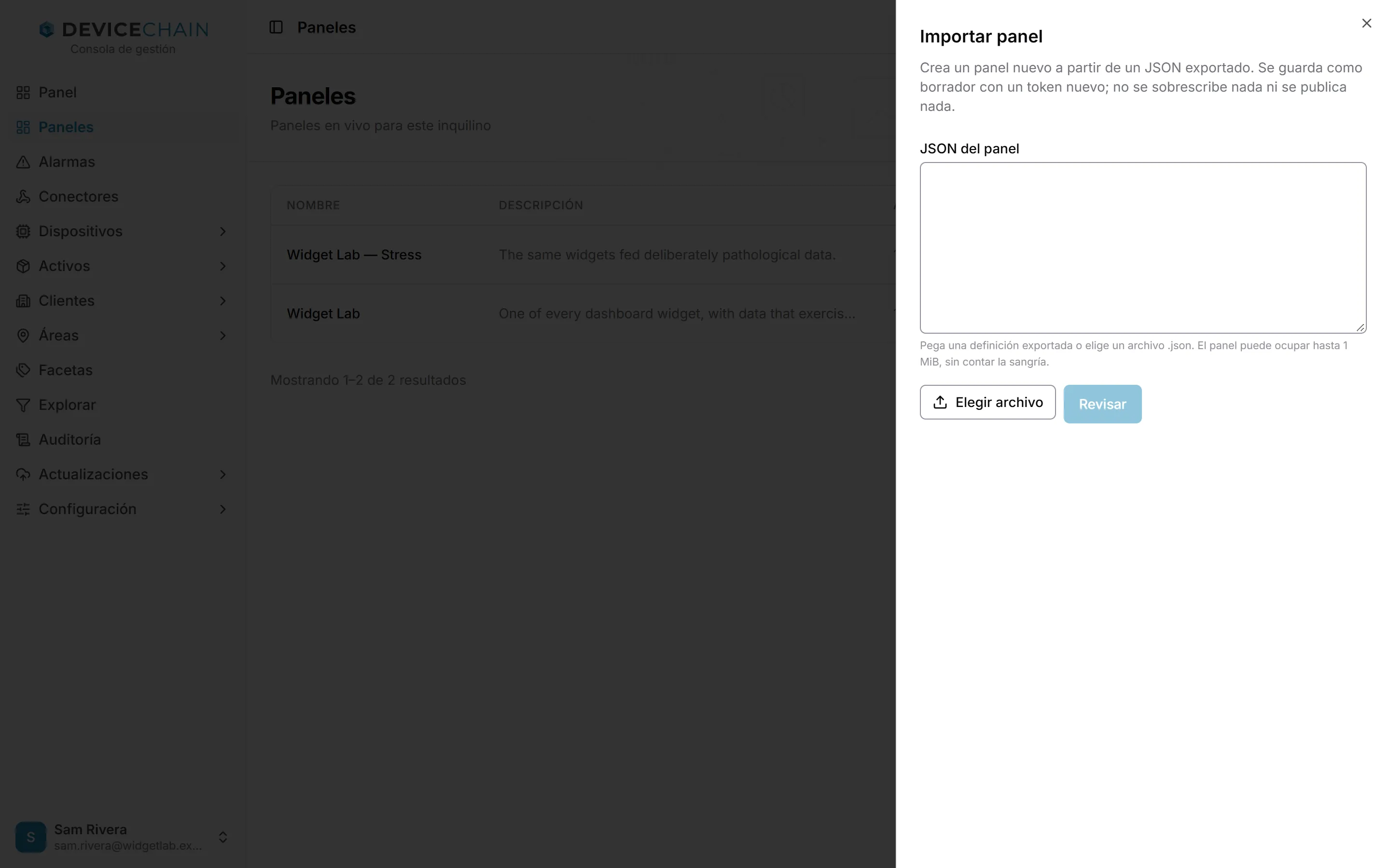 El panel lateral Importar panel. Explica que el panel nuevo se guarda como borrador con un token nuevo y que no se sobrescribe ni se publica nada. Tiene un cuadro de texto JSON del panel, una indicación de que el panel puede ocupar hasta 1 MiB sin contar la sangría y los botones Elegir archivo y Revisar.
