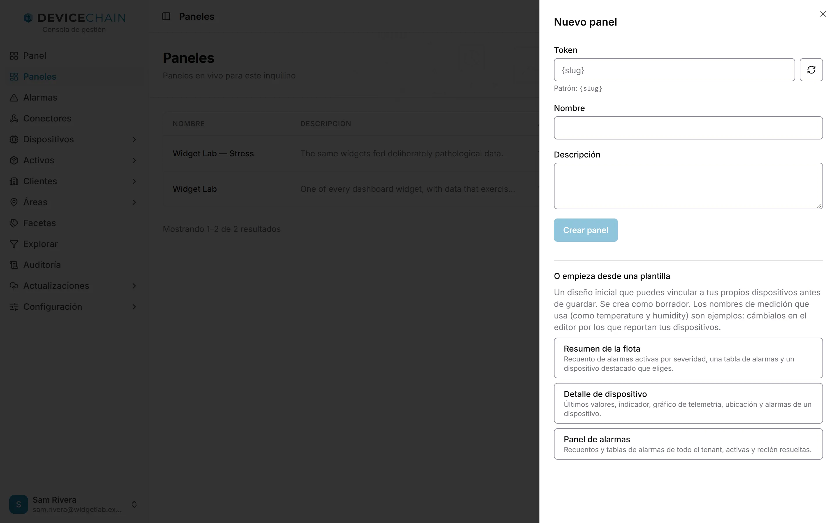 El panel lateral Nuevo panel con los campos Token, Nombre y Descripción y un botón Crear panel. Debajo, bajo O empieza desde una plantilla, se ofrecen tres plantillas: Resumen de la flota, Detalle de dispositivo y Panel de alarmas, cada una con una descripción de una línea.