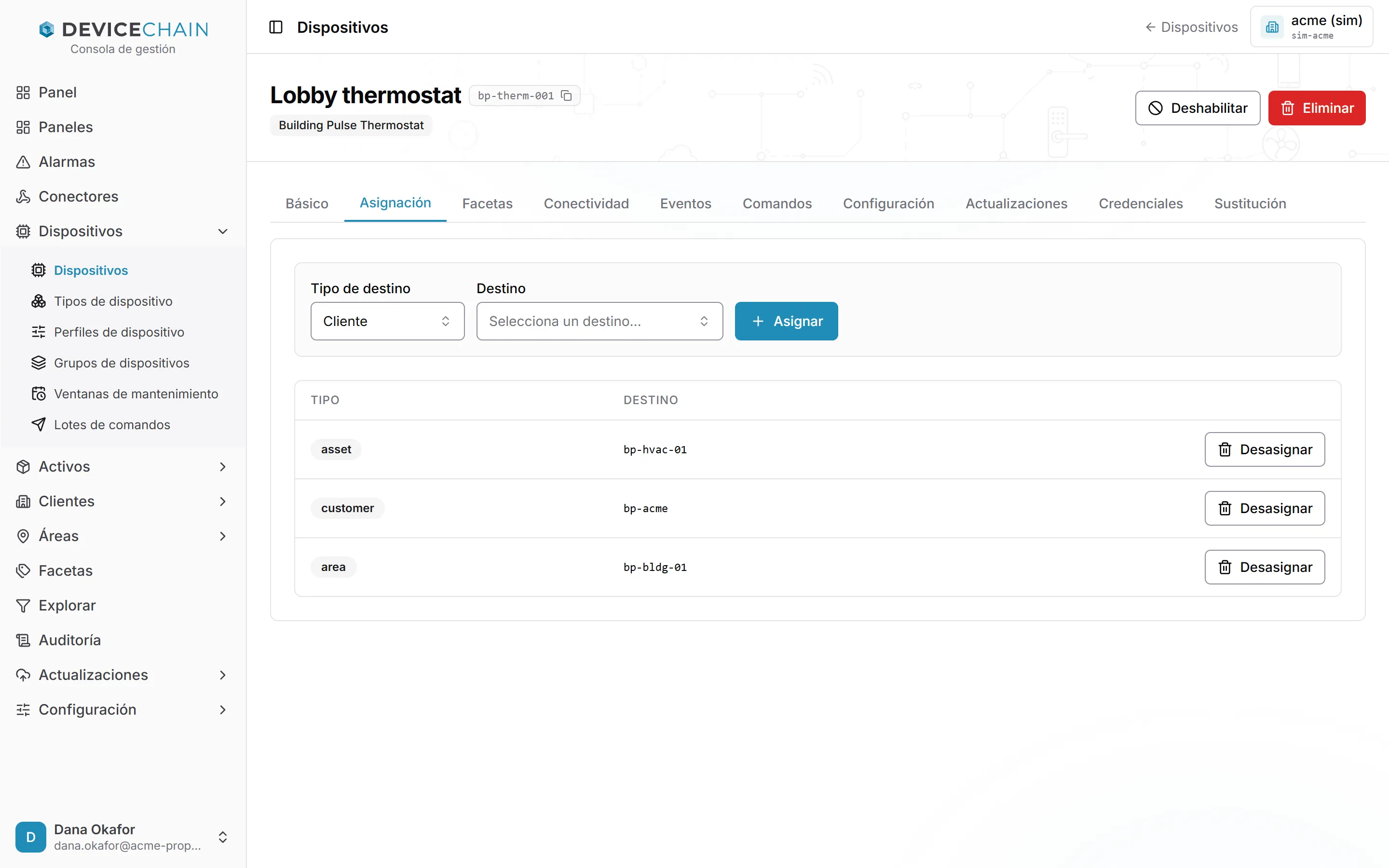 La pestaña Asignación. Arriba hay un selector Tipo de destino con el valor Cliente, un selector Destino vacío y un botón Asignar. Debajo, una tabla enumera tres asignaciones, cada una con un botón Desasignar: el activo bp-hvac-01, el cliente bp-acme y el área bp-bldg-01.