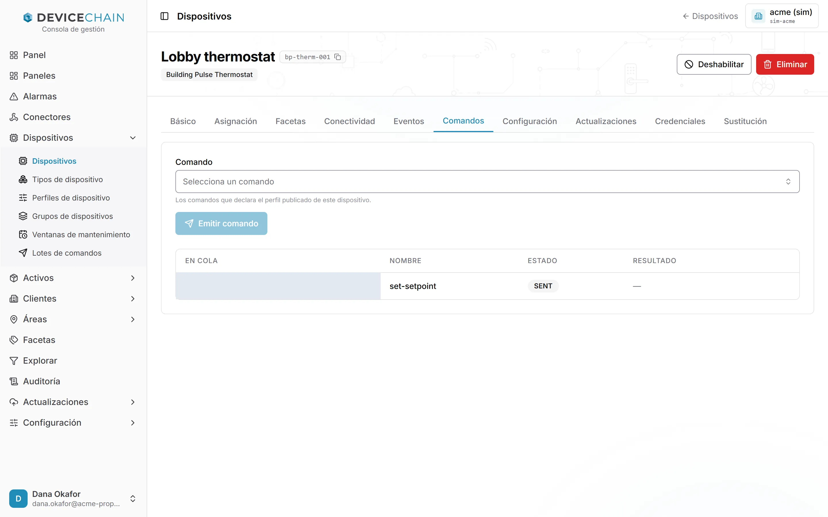La pestaña Comandos. Un selector Comando vacío, con la indicación de que ofrece los comandos que declara el perfil publicado del dispositivo, y un botón Emitir comando desactivado. Debajo, una tabla con las columnas En cola, Nombre, Estado y Resultado muestra un comando, set-setpoint, con el estado SENT y todavía sin resultado.