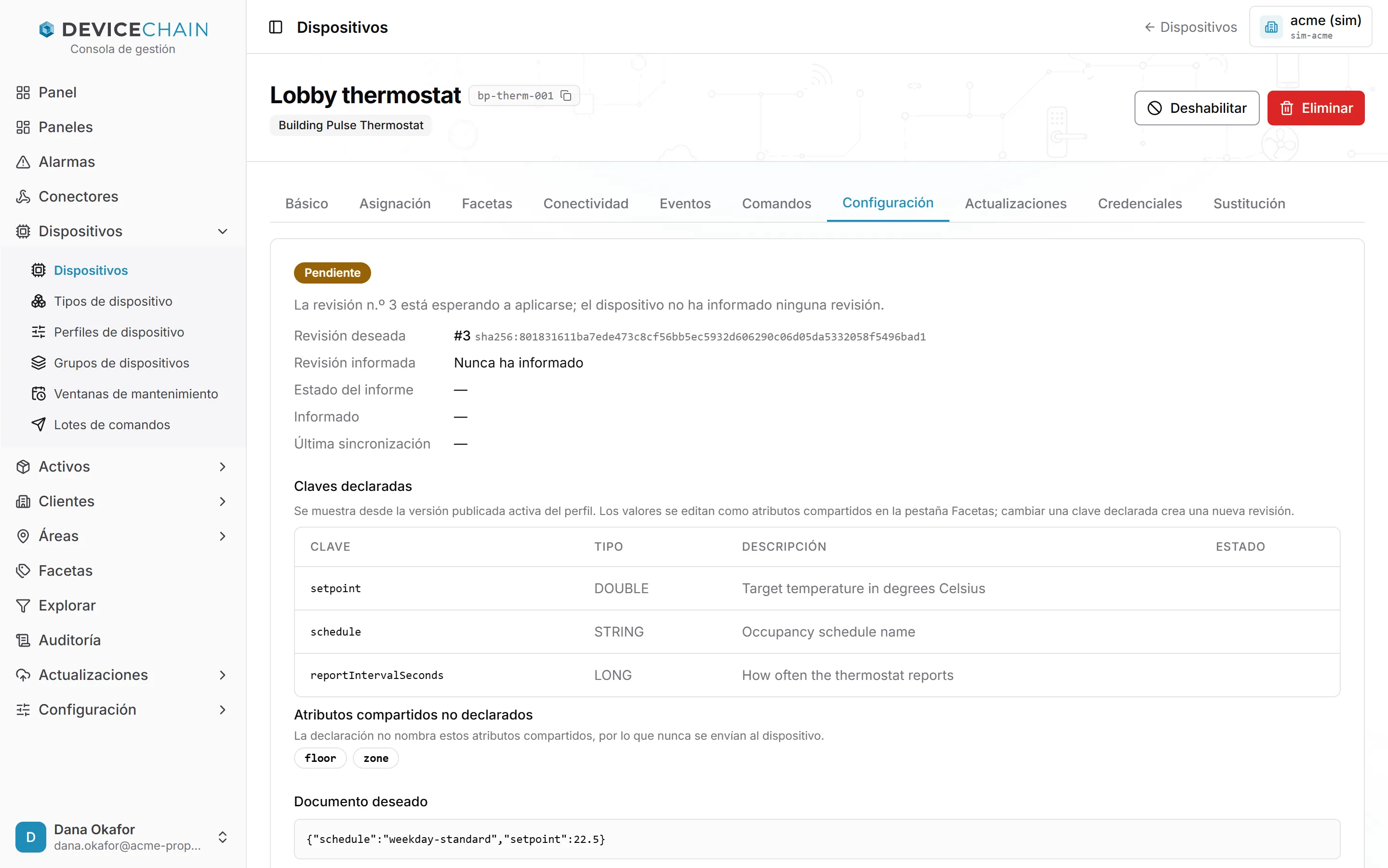 La pestaña Configuración. Un distintivo Pendiente y el texto de que la revisión #3 espera a aplicarse y el dispositivo no ha informado de ninguna revisión. Debajo están la Revisión deseada #3 con su resumen sha256, la Revisión informada 'Nunca ha informado' y guiones en Estado del informe, Informado y Última sincronización. Una tabla de Claves declaradas enumera setpoint (DOUBLE), schedule (STRING) y reportIntervalSeconds (LONG) con sus descripciones. 'Atributos compartidos no declarados' muestra floor y zone. Al final está el Documento deseado, una línea de JSON con schedule y setpoint.