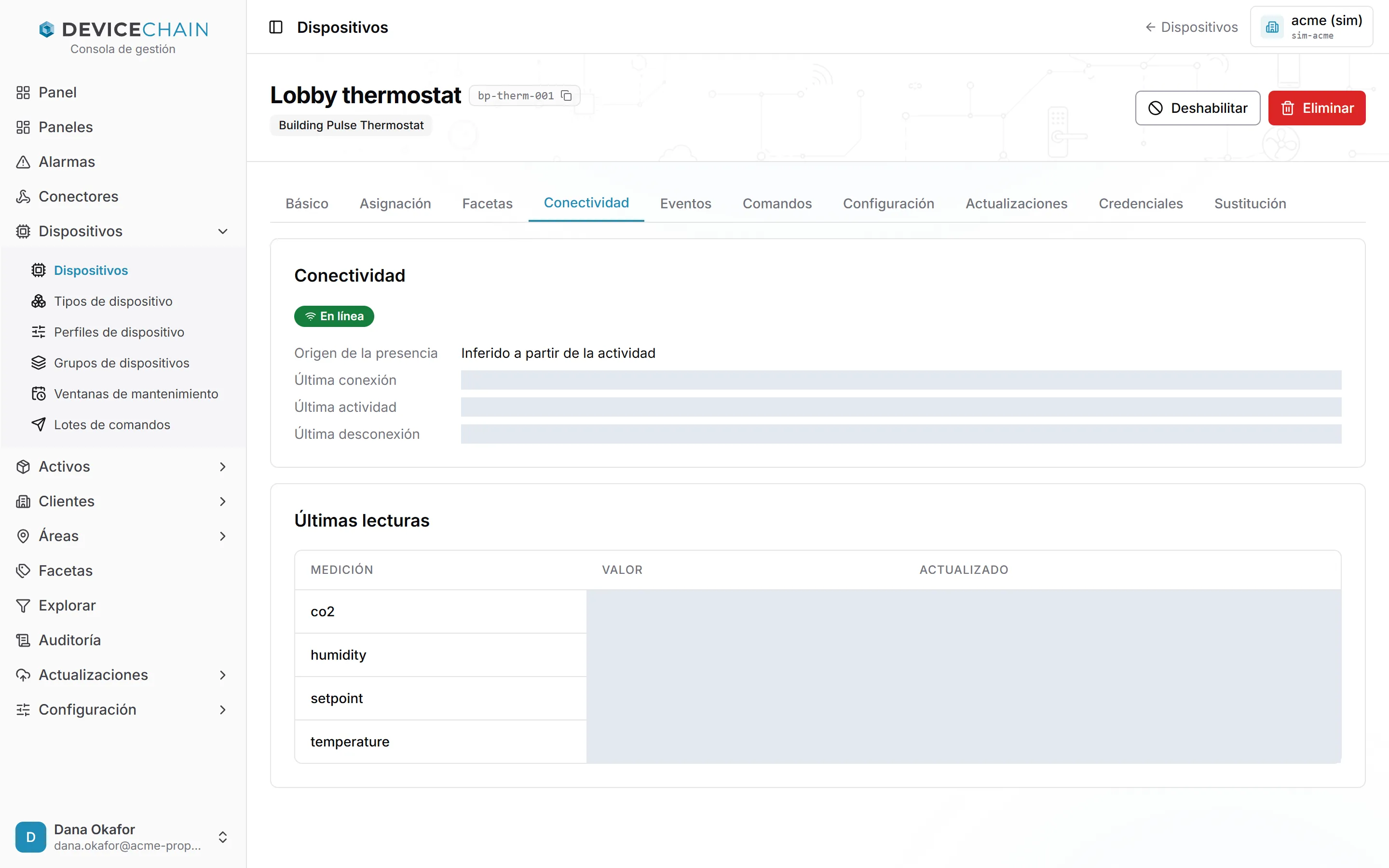 La pestaña Conectividad. La sección Conectividad muestra el distintivo En línea, el Origen de la presencia 'Inferido a partir de la actividad' y las filas Última conexión, Última actividad y Última desconexión, cuyas horas están ocultas en esta captura. La sección Últimas lecturas enumera las mediciones co2, humidity, setpoint y temperature, con sus valores y horas ocultos.
