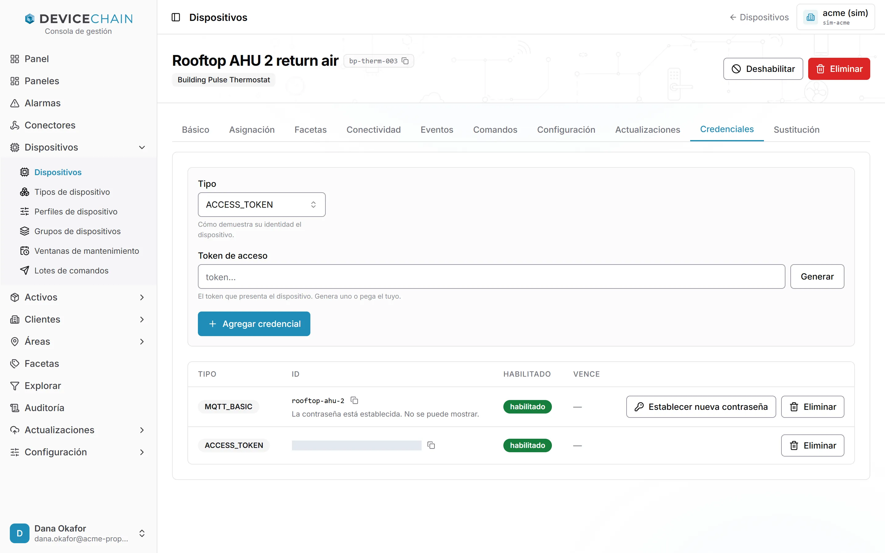La pestaña Credenciales de Rooftop AHU 2 return air. Arriba, un formulario con un selector Tipo con el valor ACCESS_TOKEN, un campo Token de acceso con un botón Generar y un botón Agregar credencial. Debajo, una tabla enumera dos credenciales: MQTT_BASIC con el id rooftop-ahu-2 y la nota de que la contraseña está establecida y no se puede mostrar, habilitada, con los botones Establecer nueva contraseña y Eliminar; y ACCESS_TOKEN, cuyo id está oculto en esta captura, habilitada, con un botón Eliminar.