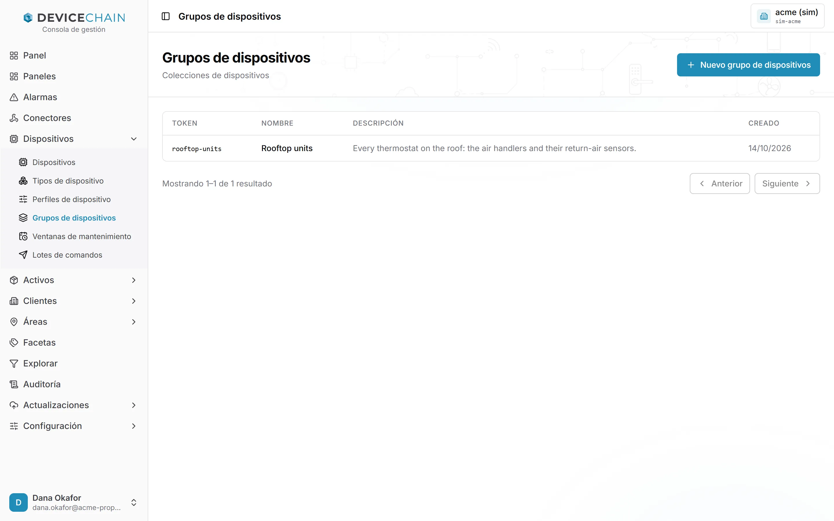 La lista Grupos de dispositivos, bajo el menú Dispositivos, con un grupo, rooftop-units, llamado Rooftop units y descrito como todos los termostatos de la azotea. Arriba a la derecha está el botón Nuevo grupo de dispositivos.