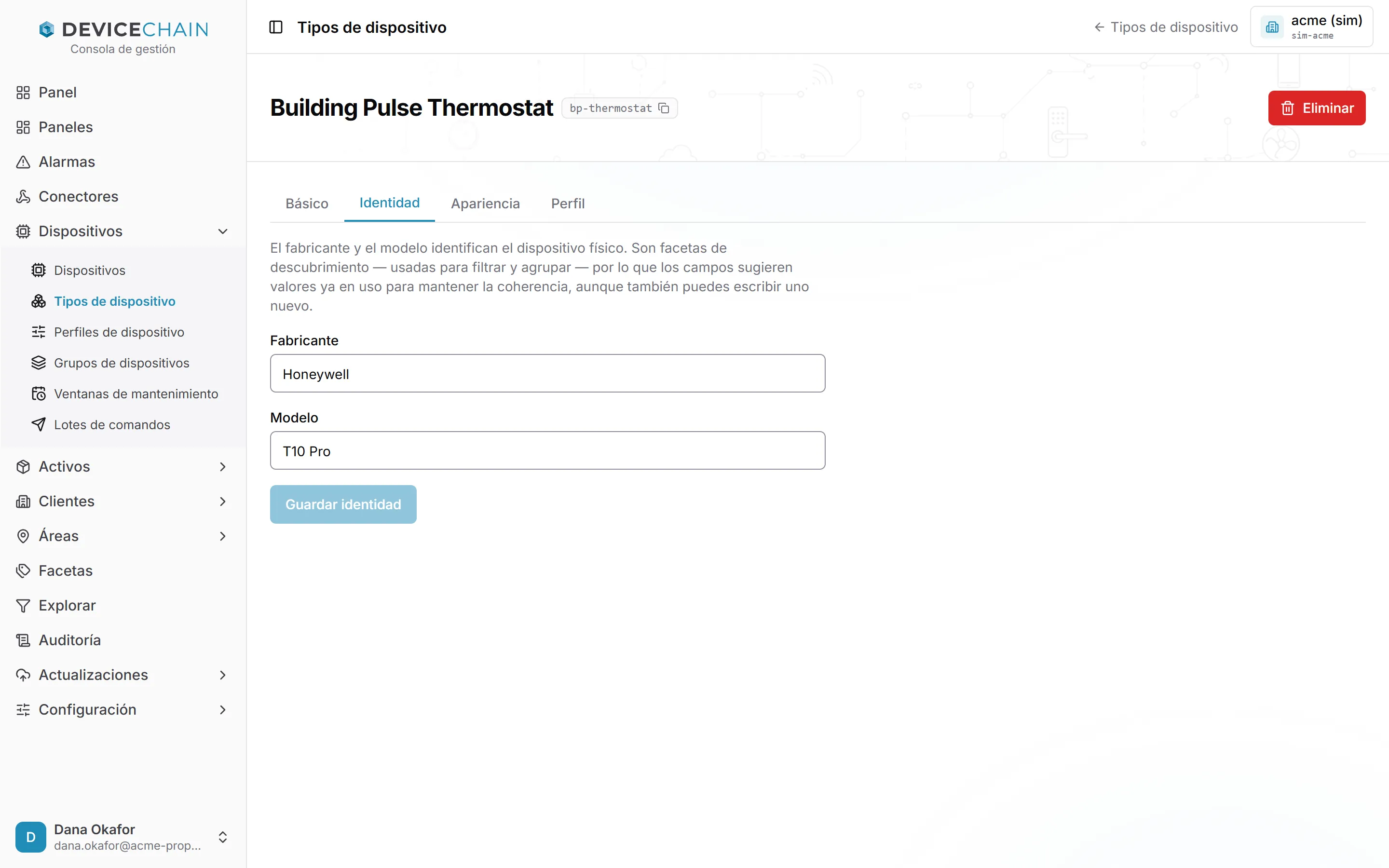 La página del tipo de dispositivo Building Pulse Thermostat, token bp-thermostat, con las pestañas Básico, Identidad, Apariencia y Perfil. La pestaña Identidad está abierta. Su explicación dice que el fabricante y el modelo son facetas de descubrimiento para filtrar y agrupar. Debajo están los campos Fabricante y Modelo vacíos, con los ejemplos Acme Corp y TS-100, y un botón Guardar identidad desactivado.