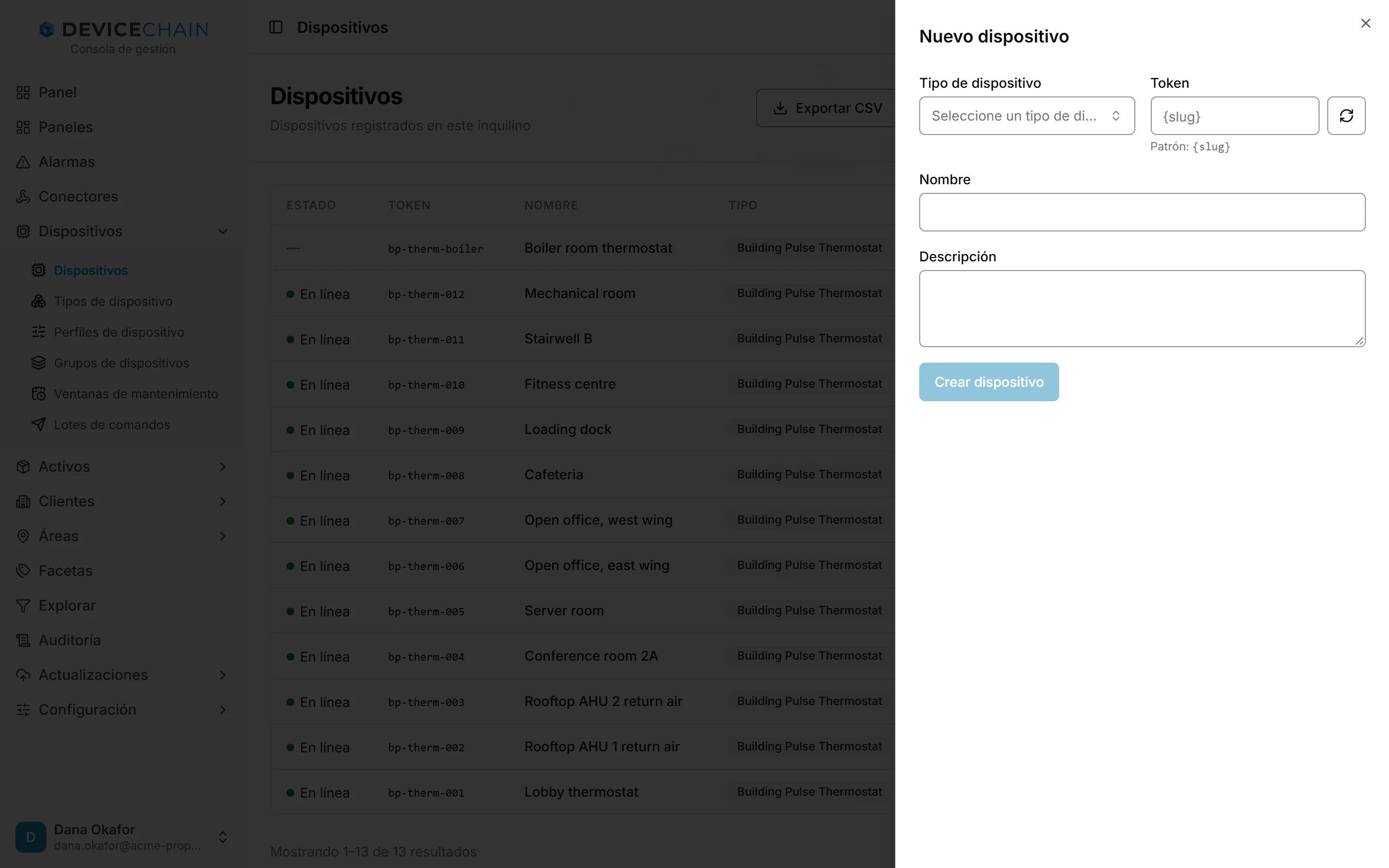 El panel Nuevo dispositivo abierto sobre la lista. Tiene un selector Tipo de dispositivo, un campo Token que muestra {slug} con un botón para regenerarlo y la indicación 'Patrón: {slug}', un campo Nombre, un campo Descripción y un botón Crear dispositivo.