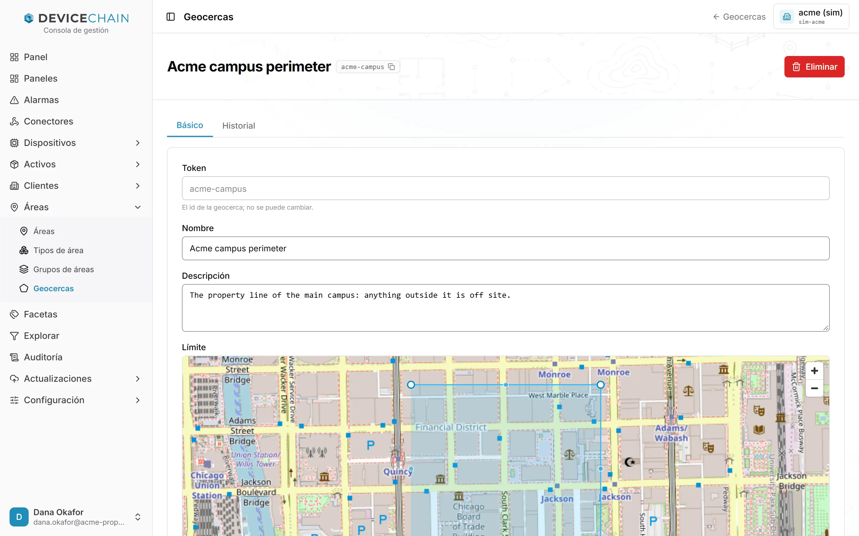 La página de detalle de la geocerca Acme campus perimeter, en la pestaña Básico. El token de solo lectura, el nombre y la descripción están sobre un callejero del centro de Chicago, con el contorno de la geocerca, sus vértices superiores y los tiradores de sus aristas dibujados encima.