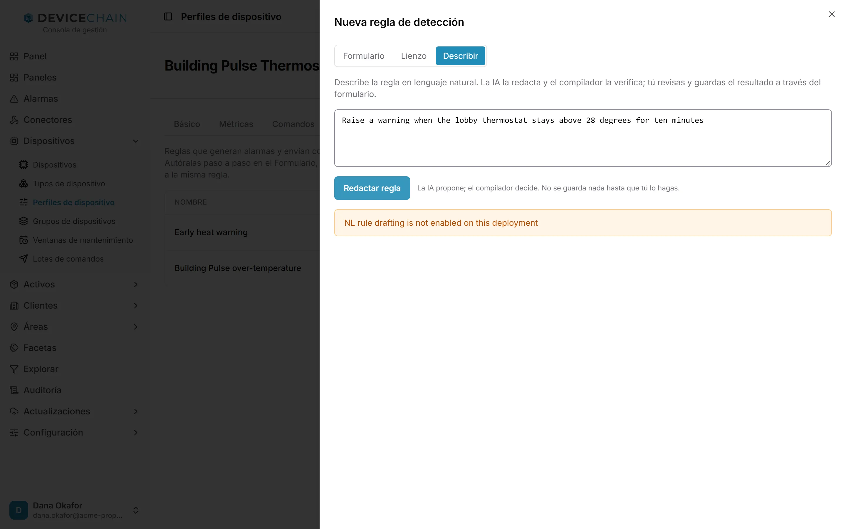 El panel Nueva regla de detección en modo Describir. Se ha escrito una descripción en el cuadro de texto y se ha pulsado Redactar regla. Debajo, un aviso amarillo dice, en inglés: NL rule drafting is not enabled on this deployment.