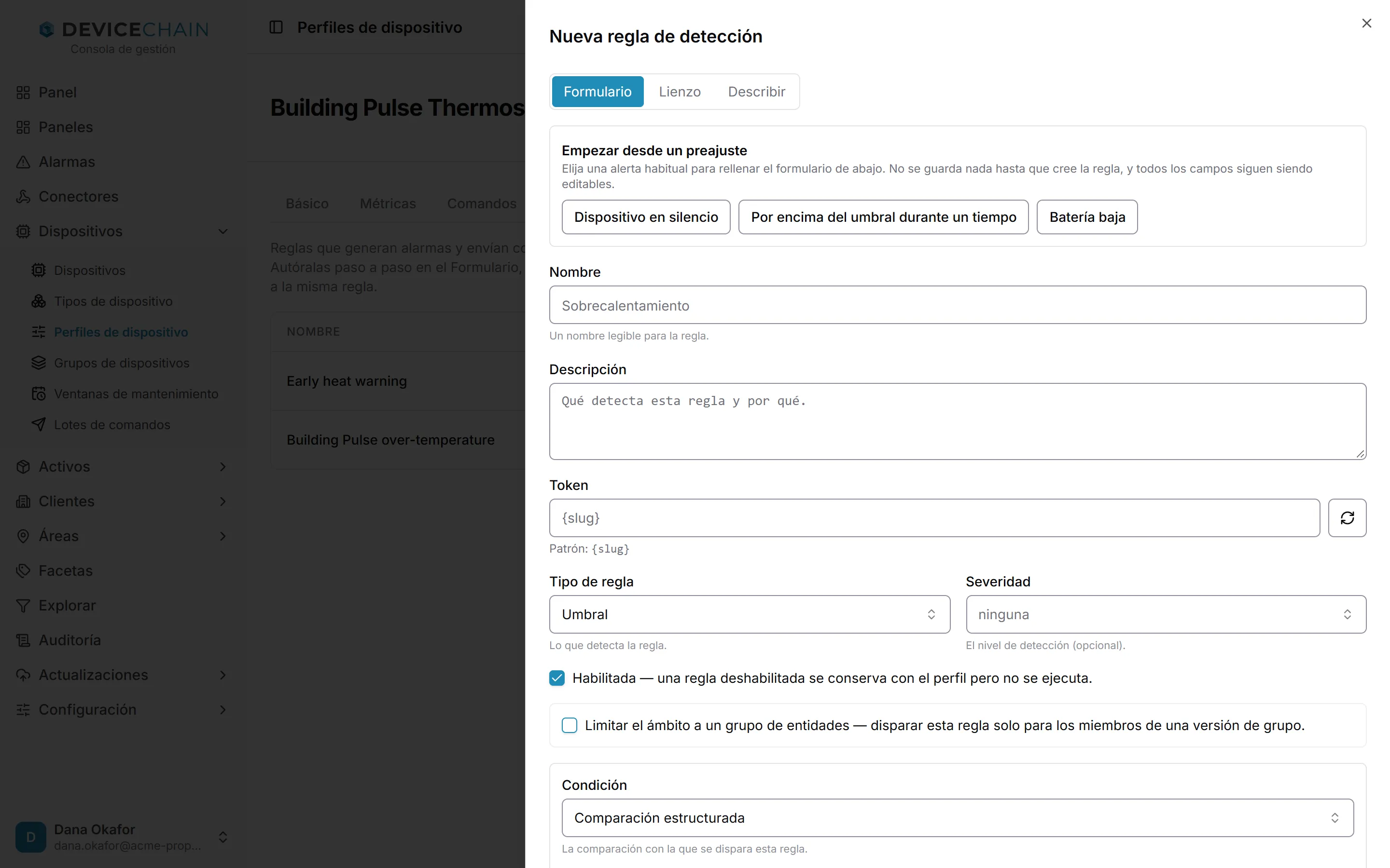 El panel Nueva regla de detección en modo Formulario. Arriba, un recuadro Empezar desde un preajuste ofrece Dispositivo en silencio, Por encima del umbral durante un tiempo y Batería baja. Debajo están los campos Nombre, Descripción y Token, Tipo de regla en Umbral, Severidad en ninguna, una casilla Habilitada, una casilla Limitar el ámbito a un grupo de entidades y la sección Condición.