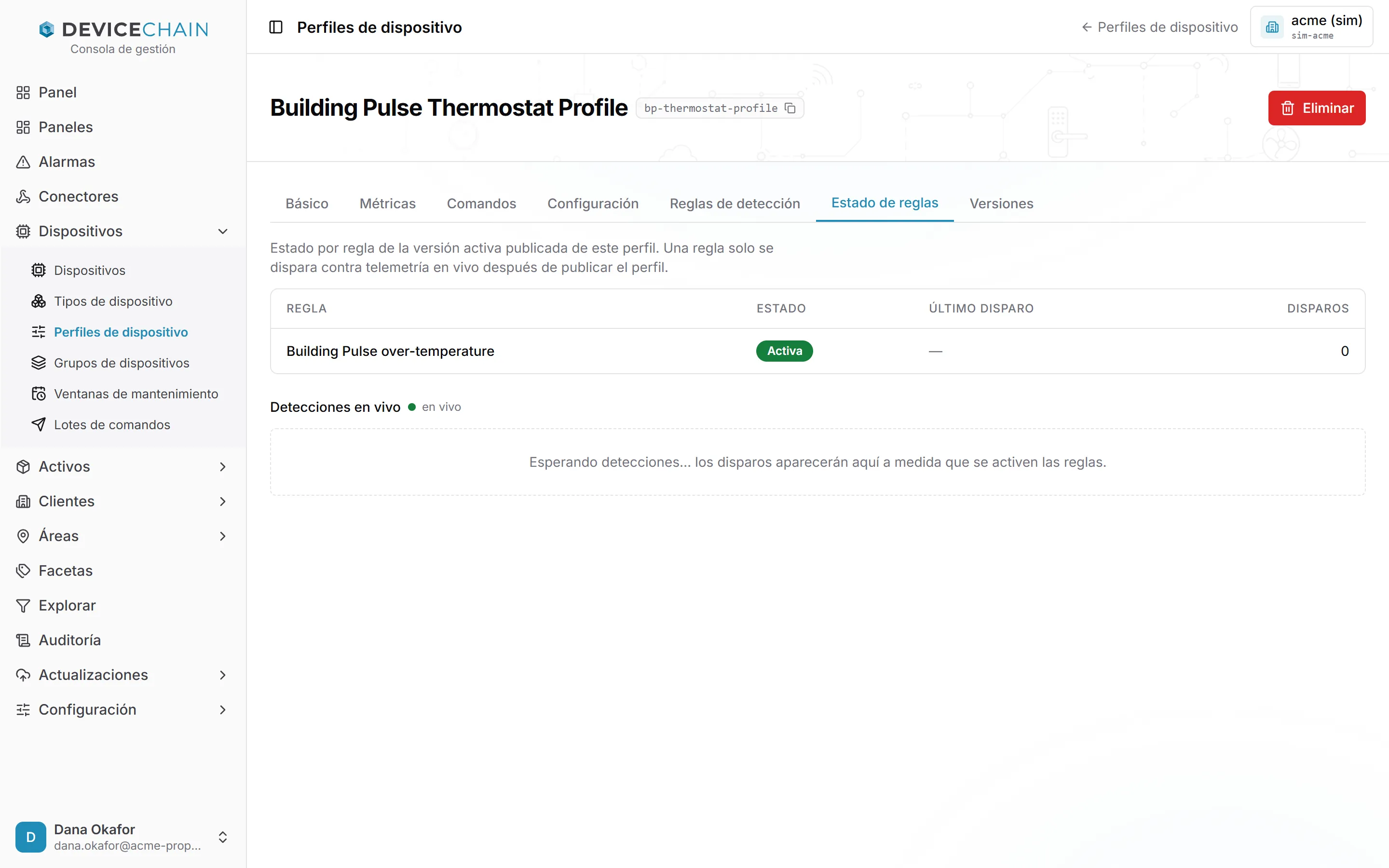 La pestaña Estado de reglas del perfil Building Pulse Thermostat Profile. Una tabla muestra la regla Building Pulse over-temperature con estado Activa, sin último disparo y 0 disparos. Debajo, una sección Detecciones en vivo, marcada en vivo, dice: Esperando detecciones… los disparos aparecerán aquí a medida que se activen las reglas.