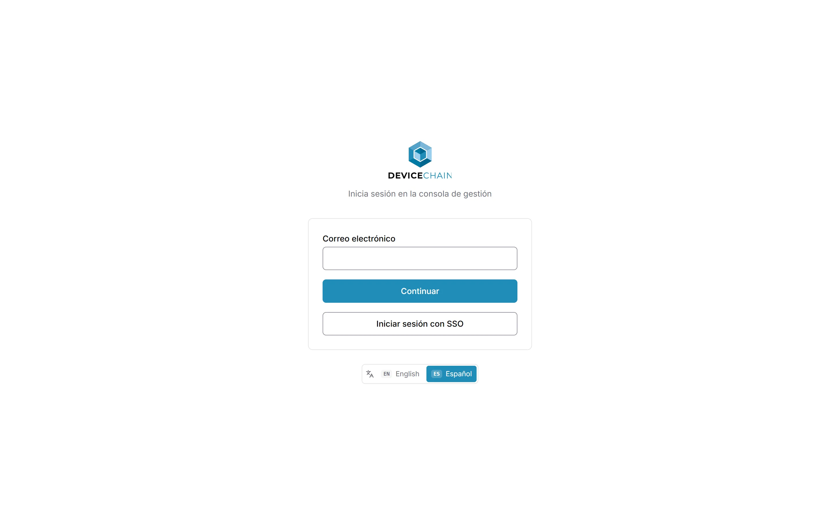 La página de inicio de sesión de la consola. Bajo el logotipo de DeviceChain y la frase 'Inicia sesión en la consola de gestión' hay una tarjeta con un campo Correo electrónico, un botón Continuar y un botón Iniciar sesión con SSO. Debajo de la tarjeta hay un selector de idioma con English y Español.