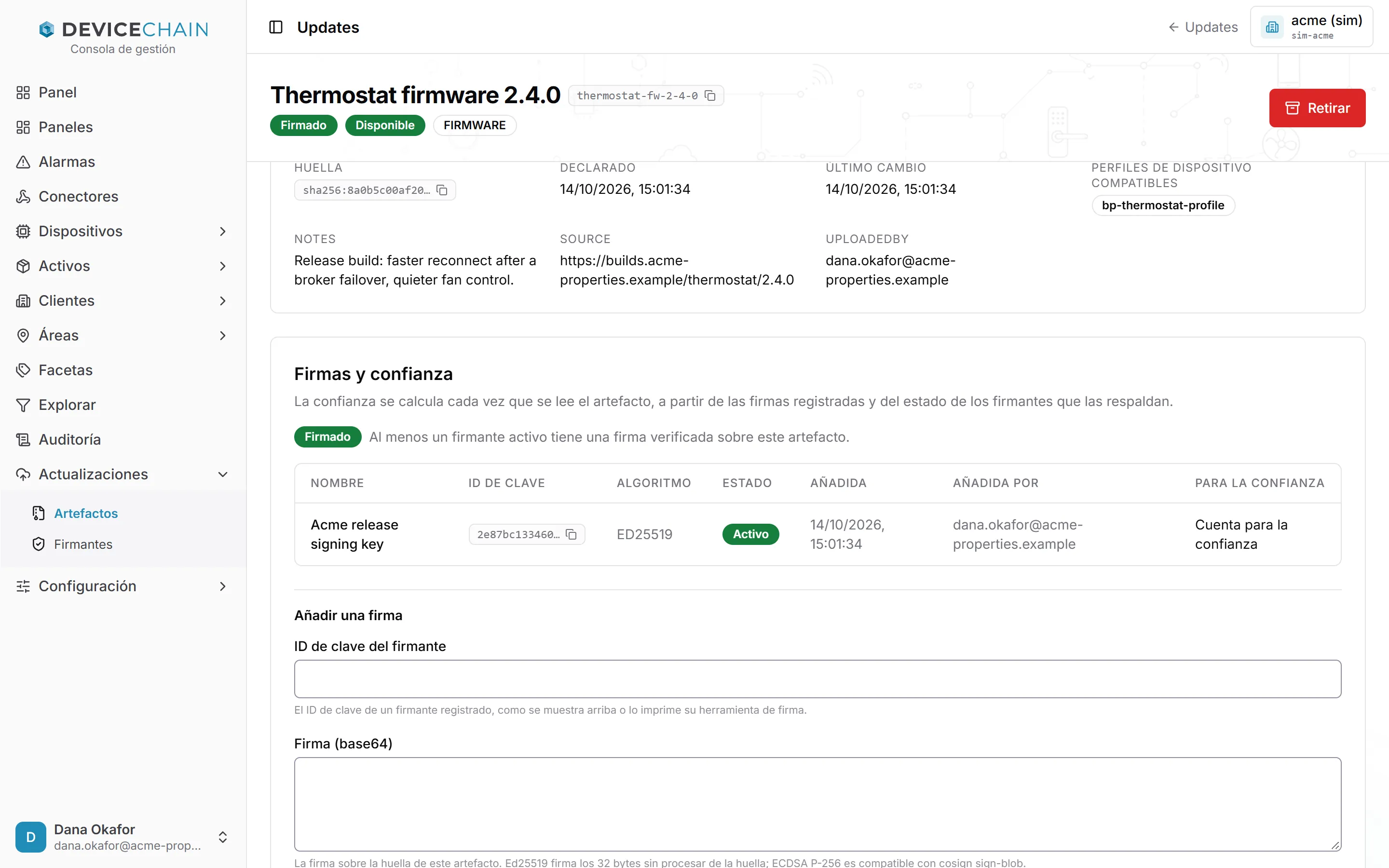 La parte inferior de la página de Thermostat firmware 2.4.0: el panel Firmas y confianza con la insignia Firmado y una tabla con una firma, de Acme release signing key: su ID de clave, el algoritmo ED25519, el estado Activo, cuándo y quién la añadió, y Cuenta para la confianza. Debajo, el formulario Añadir una firma con los campos ID de clave del firmante y Firma (base64).
