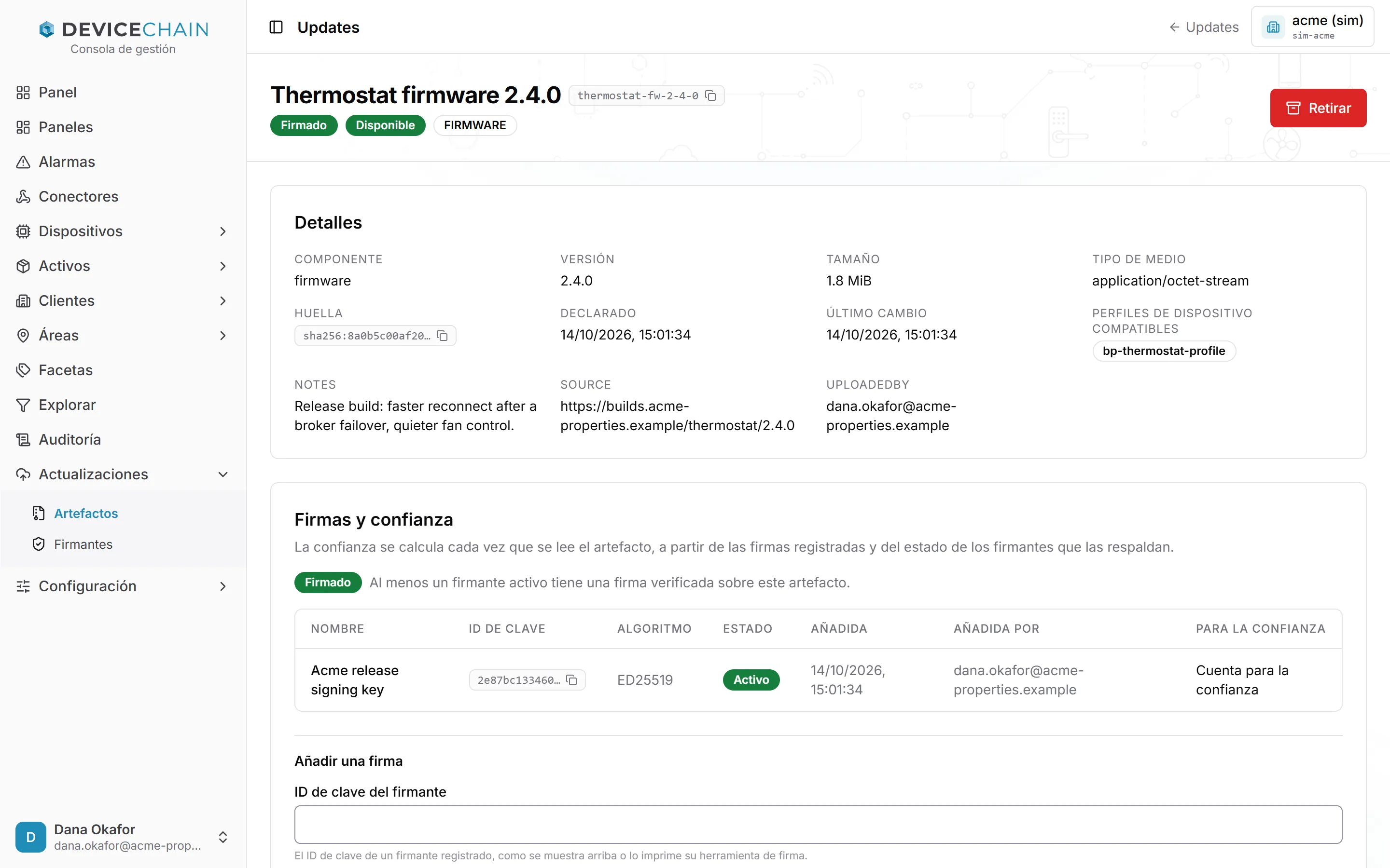 La página de Thermostat firmware 2.4.0, con las insignias Firmado, Disponible y FIRMWARE y un botón Retirar. El panel Detalles lista el componente, la versión, el tamaño, el tipo de medio, la huella, las fechas de declaración y último cambio, el perfil compatible bp-thermostat-profile y las entradas de procedencia notes, source y uploadedBy. Debajo, el panel Firmas y confianza muestra la insignia Firmado y una firma, de Acme release signing key.