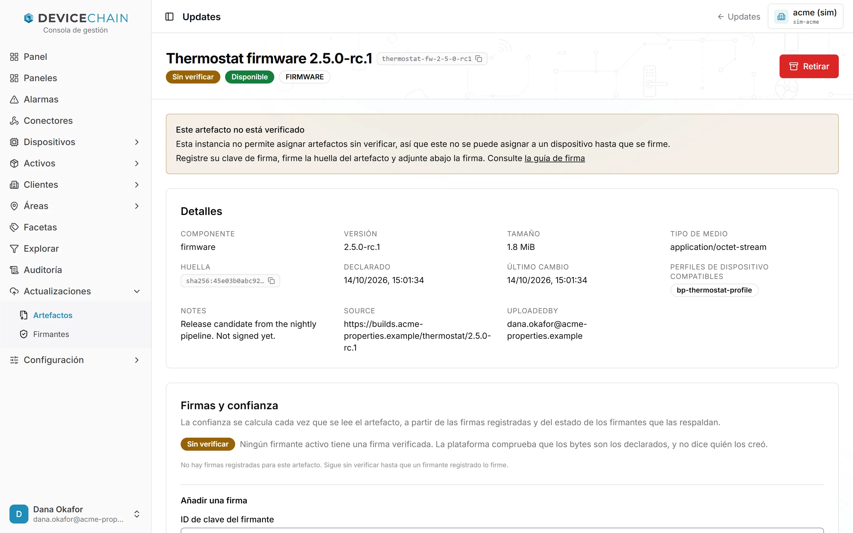 La página de Thermostat firmware 2.5.0-rc.1, con las insignias Sin verificar, Disponible y FIRMWARE. Un aviso indica que este artefacto no está verificado y que esta instancia no permite asignar artefactos sin verificar, así que no se puede asignar a un dispositivo hasta que se firme. Enlaza a la guía de firma.