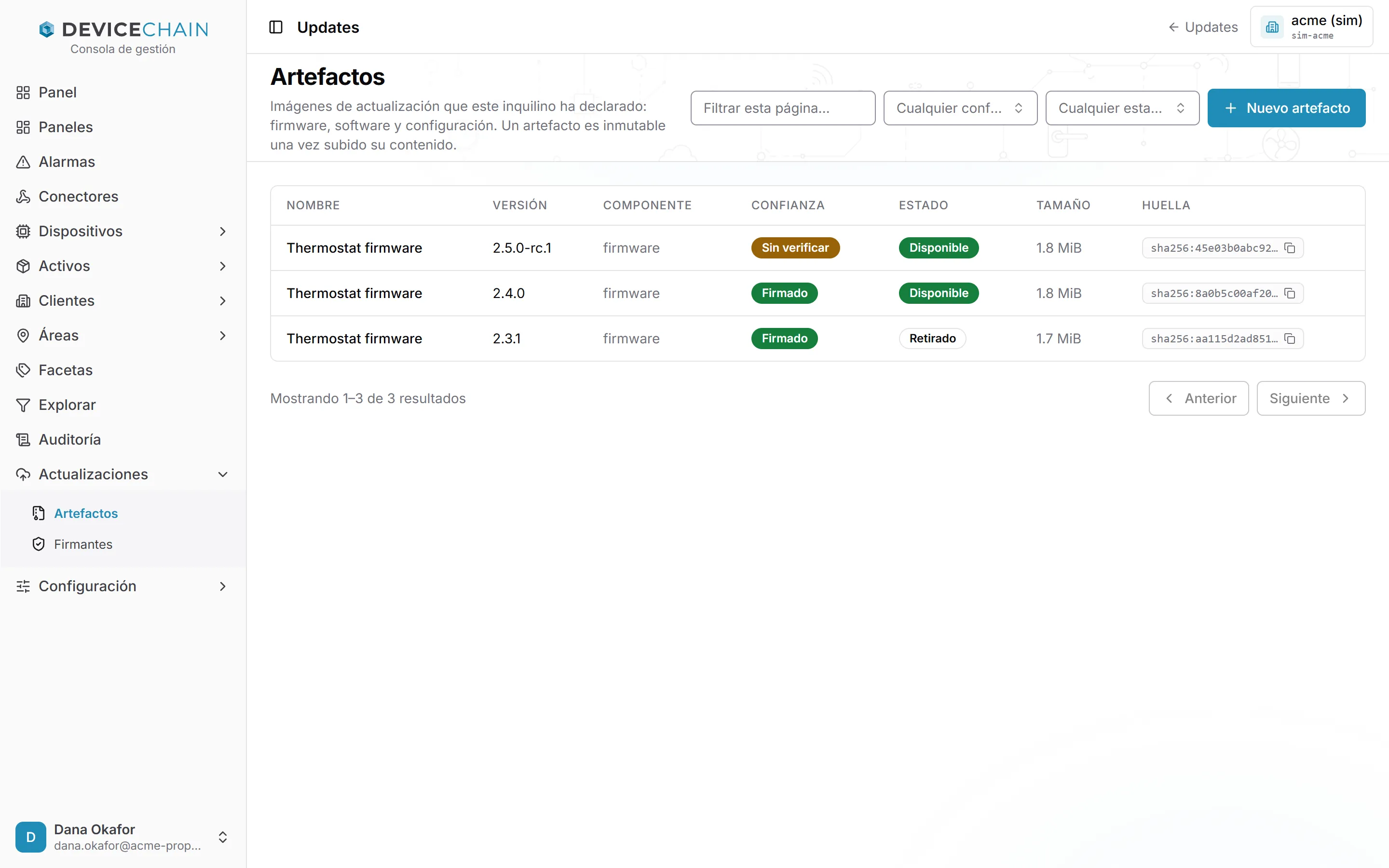 La lista Artefactos con tres imágenes de firmware de termostato: 2.5.0-rc.1, Sin verificar y Disponible; 2.4.0, Firmado y Disponible; y 2.3.1, Firmado y Retirado. Cada fila muestra el componente, el tamaño y el principio de la huella SHA-256. Arriba están los filtros y el botón Nuevo artefacto.